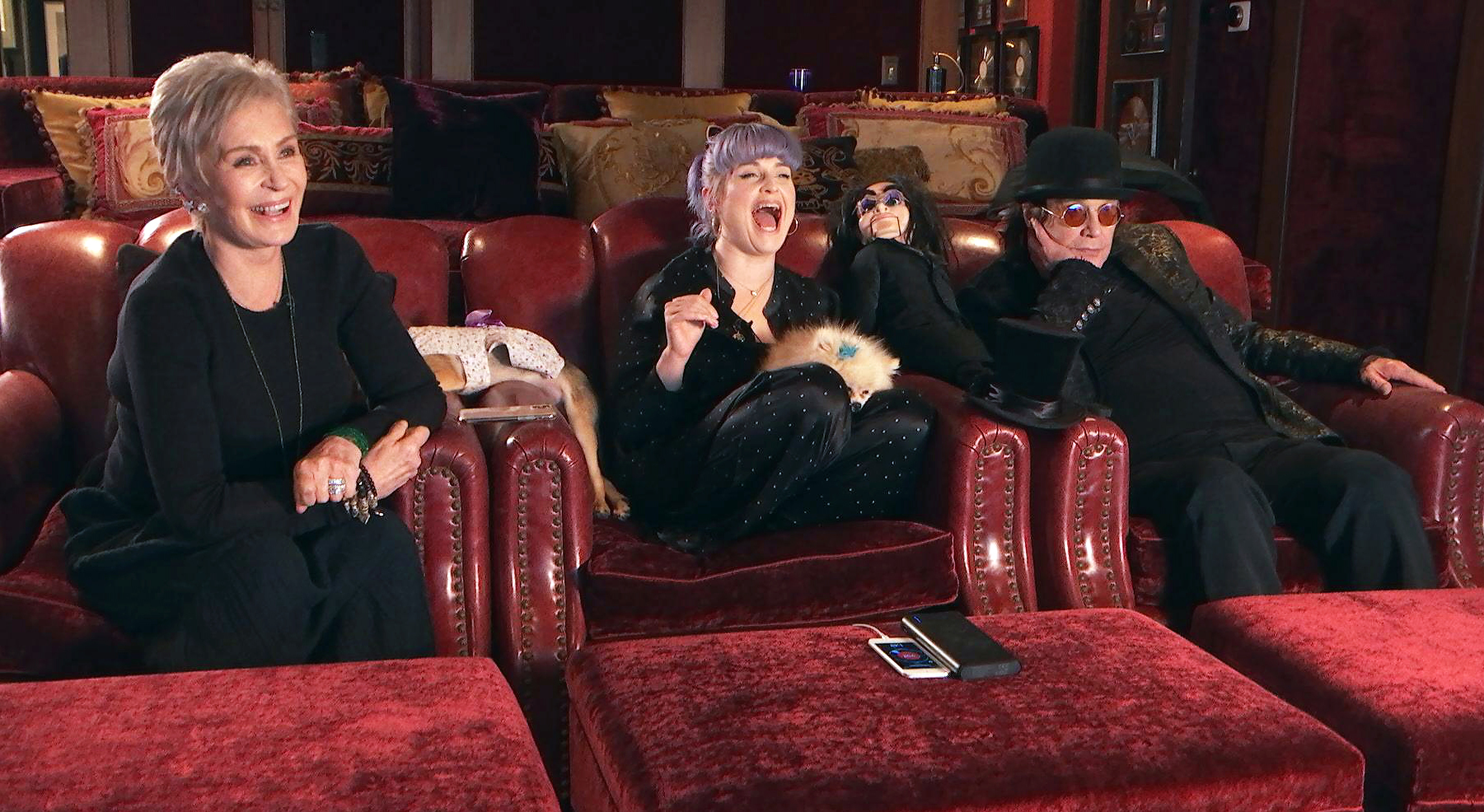 Sharon, Kelly y Ozzy Osbourne en la serie "Celebrity Watch Party" | Foto: Getty Images