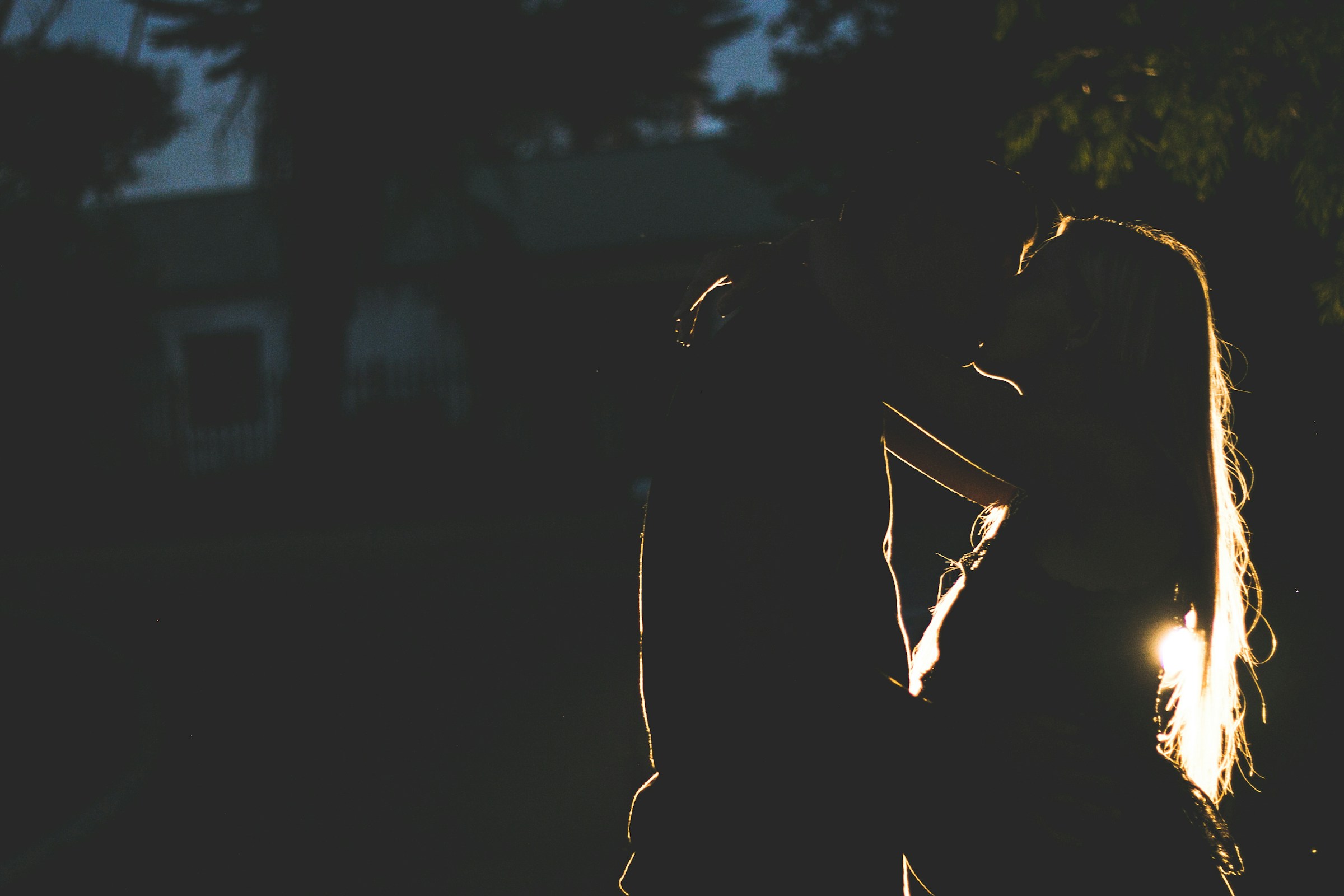 Toma nocturna de una pareja romántica entrelazando los labios | Fuente: Unsplash