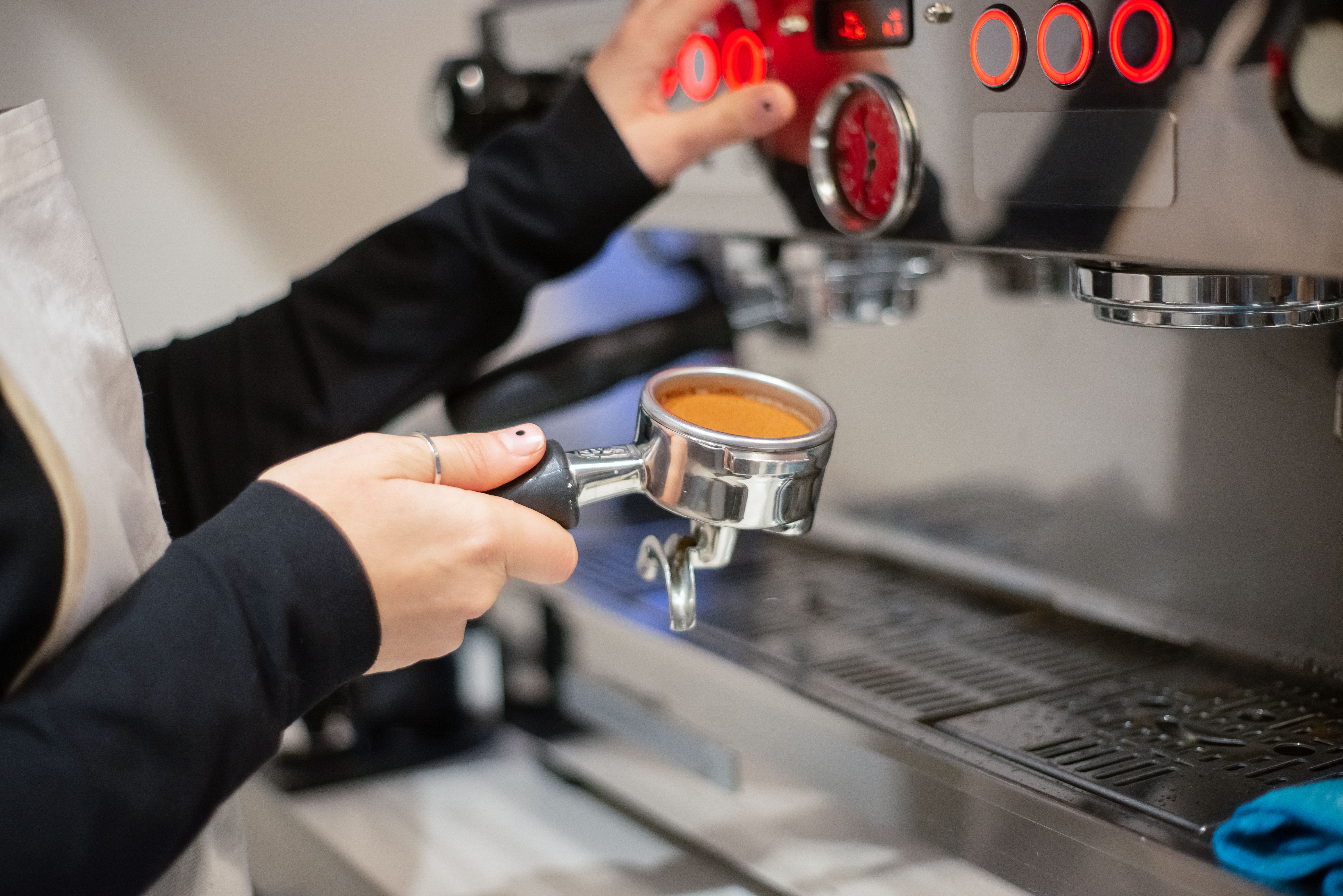 Una donna che usa una macchina per caffè espresso | Fonte: Pexels