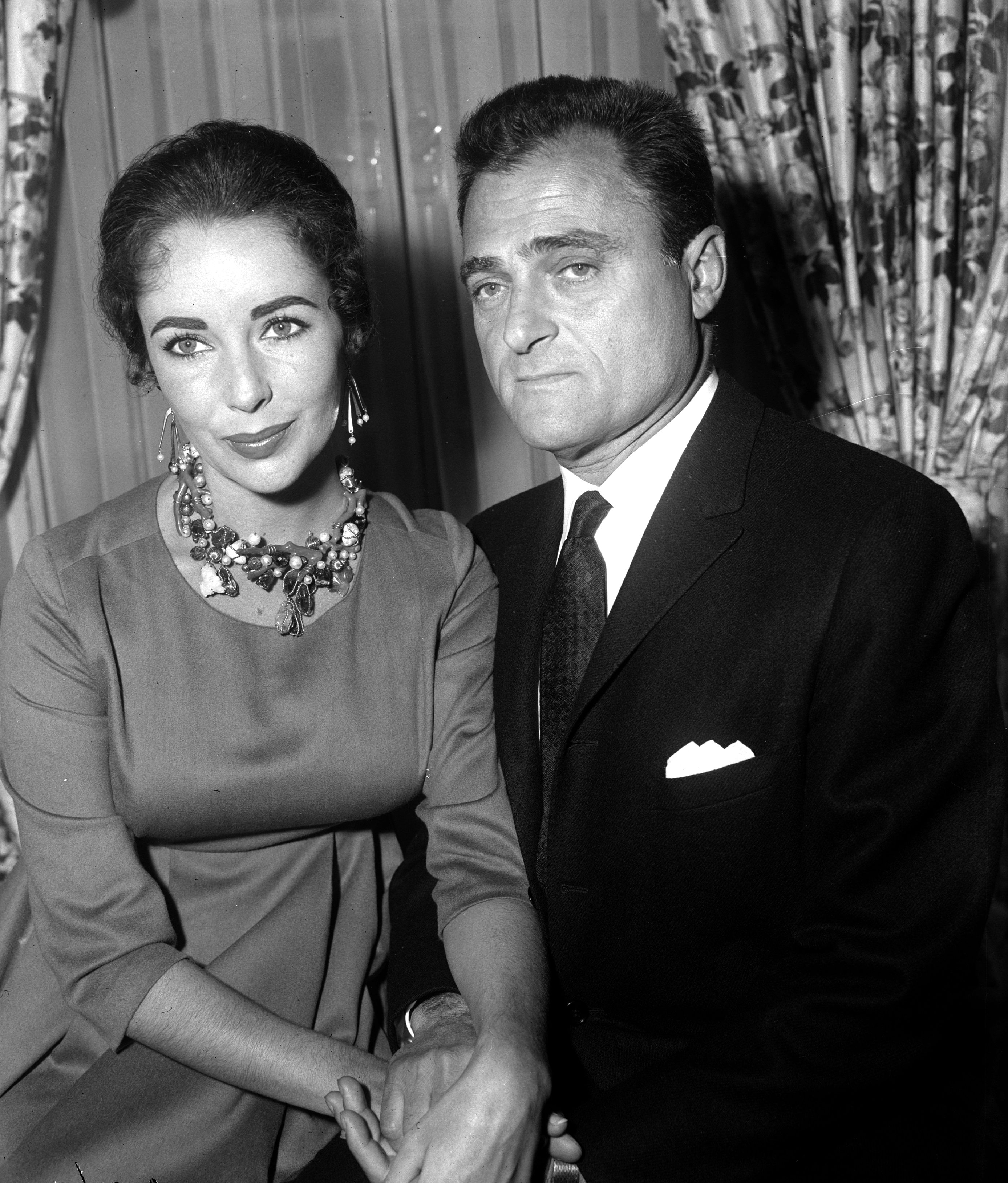 Elizabeth Taylor y Mike Todd durante una rueda de prensa el 1 de enero de 1957 | Fuente: Getty Images