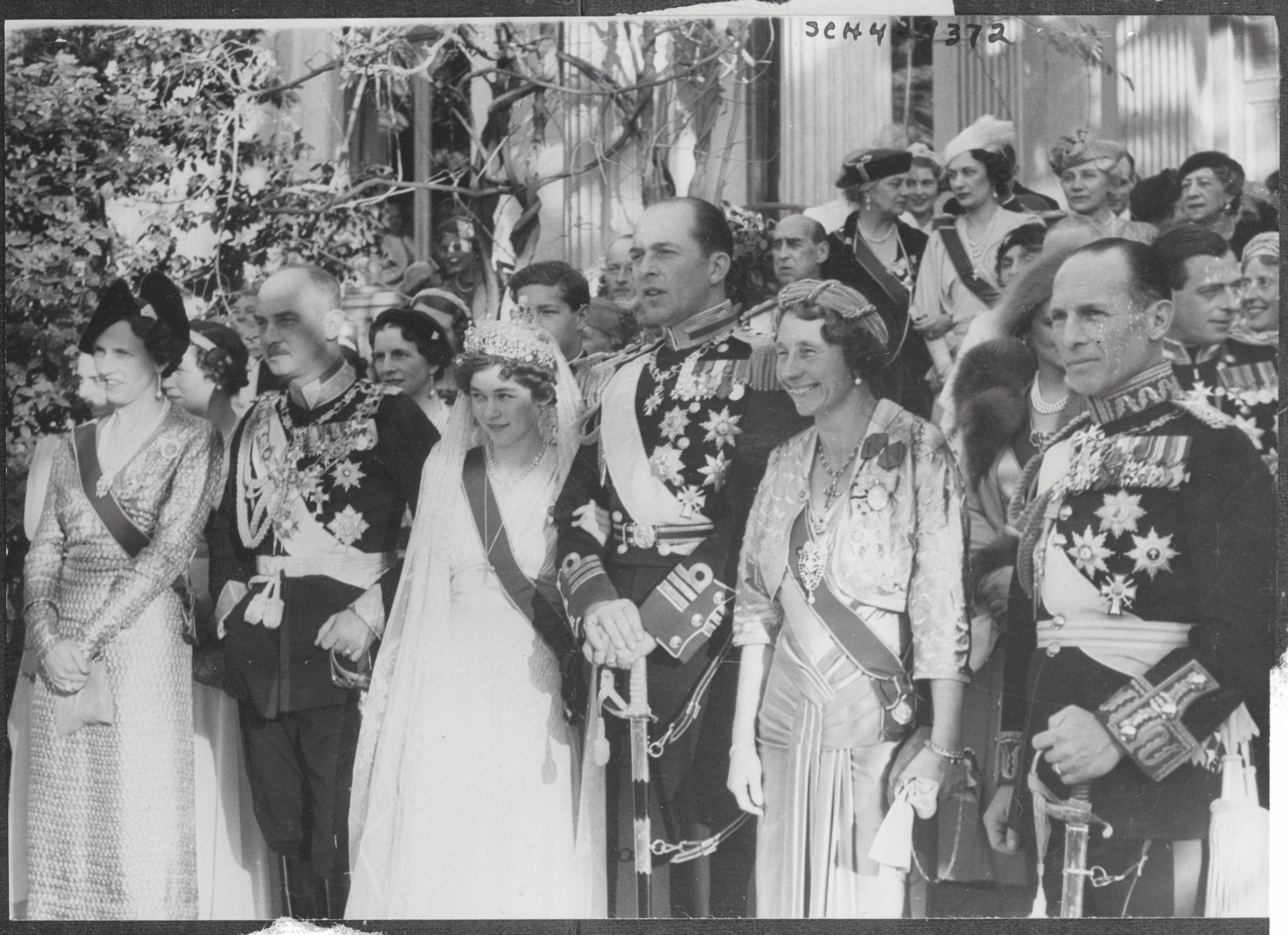 Federica y Pablo de Grecia junto a invitados en el día de su boda en Atenas en 1938. | Foto: Getty Images