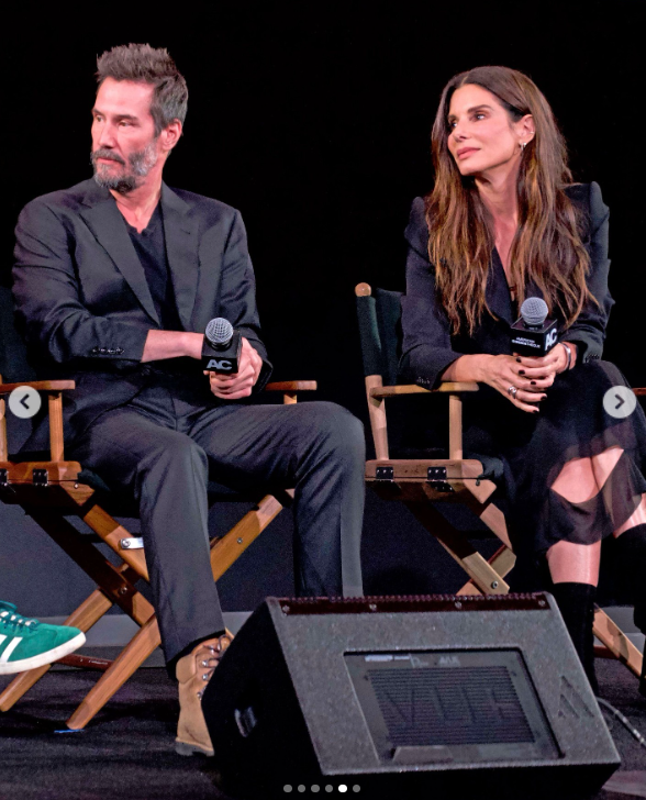 Keanu Reeves y Sandra Bullock en el escenario para una sesión de preguntas y respuestas como parte del Beyond Fest, publicado el 9 de octubre de 2024 | Fuente: Instagram.com/entertainmenttonight