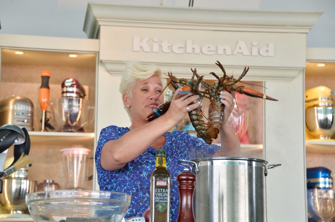 La chef Anne Burrell durante las demostraciones culinarias de KitchenAid® en el Food Network South Beach Wine & Food Festival, en el Grand Tasting Village, el 23 de febrero de 2014 en Miami Beach, Florida. | Fuente: Getty Images