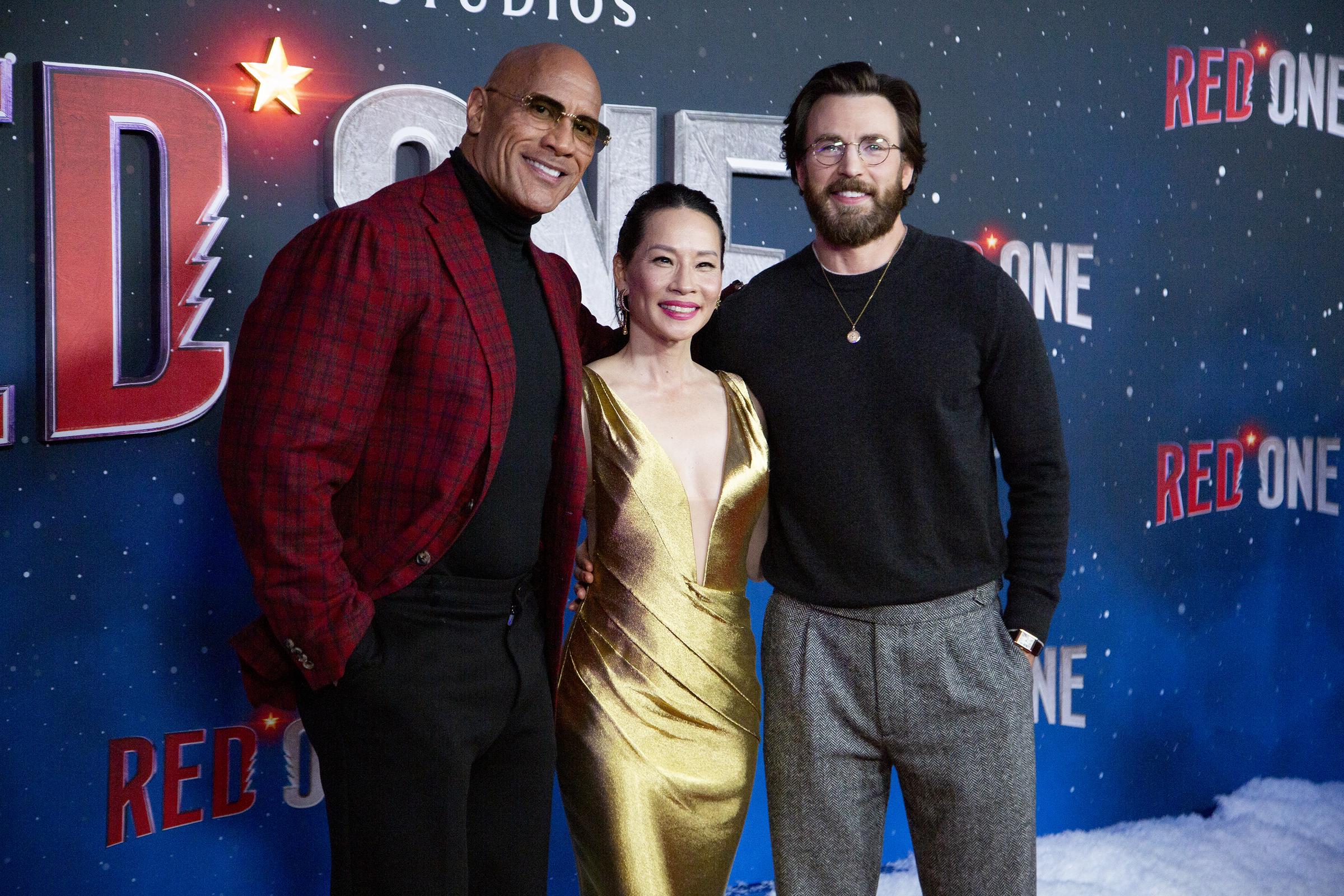 Dwayne Johnson, Lucy Liu, y Chris Evans el 11 de noviembre de 2024, en Nueva York | Fuente: Getty Images