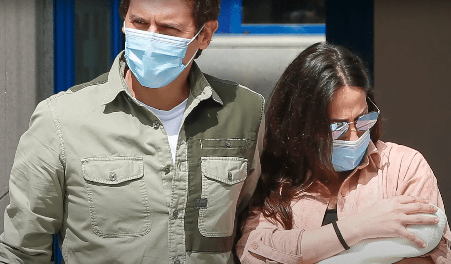 Malú, Albert Rivera y la pequeña Lucía salen del hospital. | Foto: YouTube/¡HOLA!