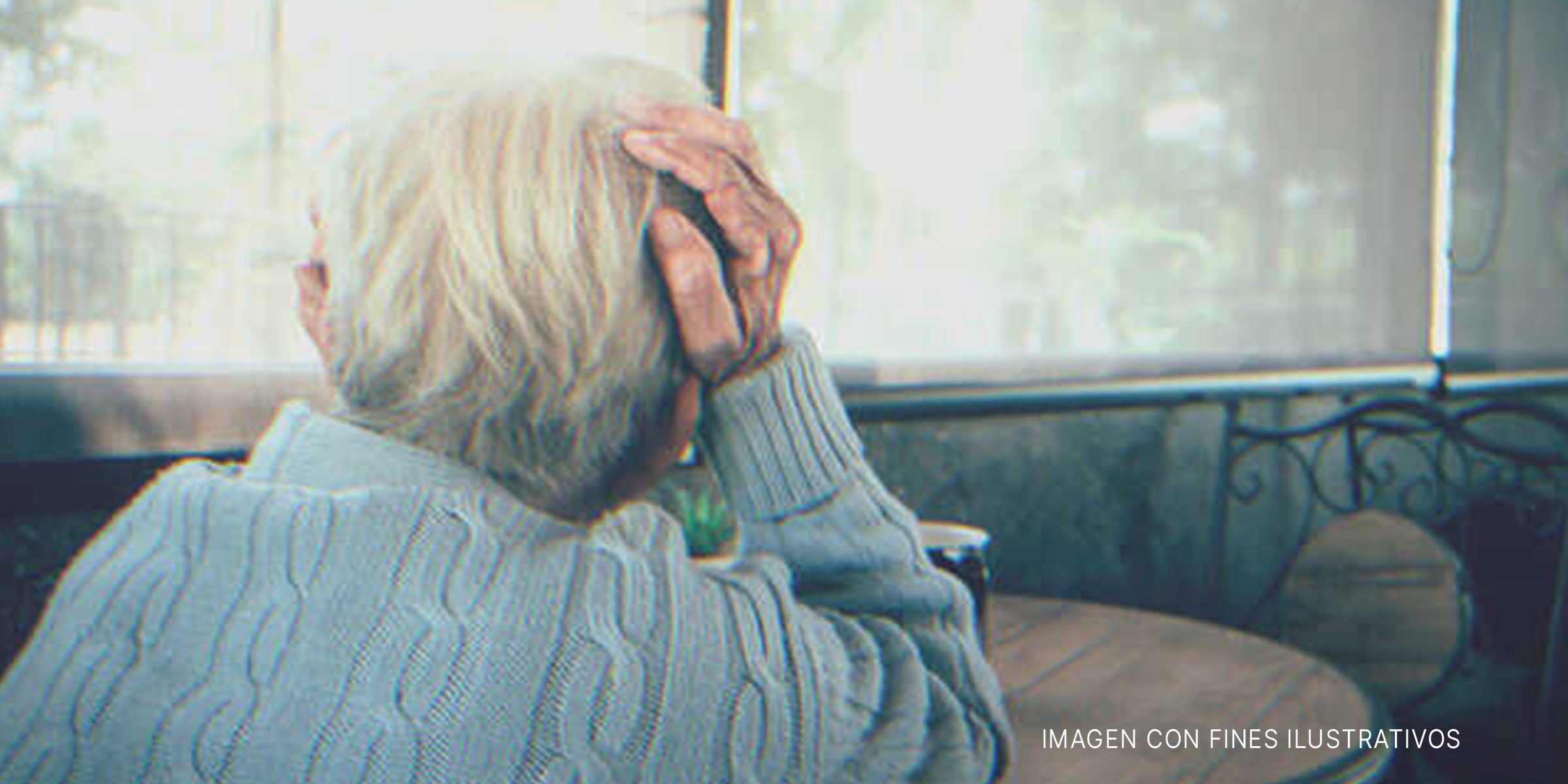 Anciana pensativa con una mano en su cabeza. | Foto: Shutterstock