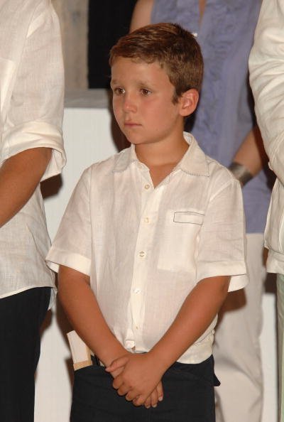 El hijo de la princesa Elena, Froilan, asiste a la ceremonia de entrega de premios de la Copa del Rey Trophy Ceremony Awards el 4 de agosto de 2007 en el "Castillo de Bellver" en Mallorca, España. | Foto: Getty Images