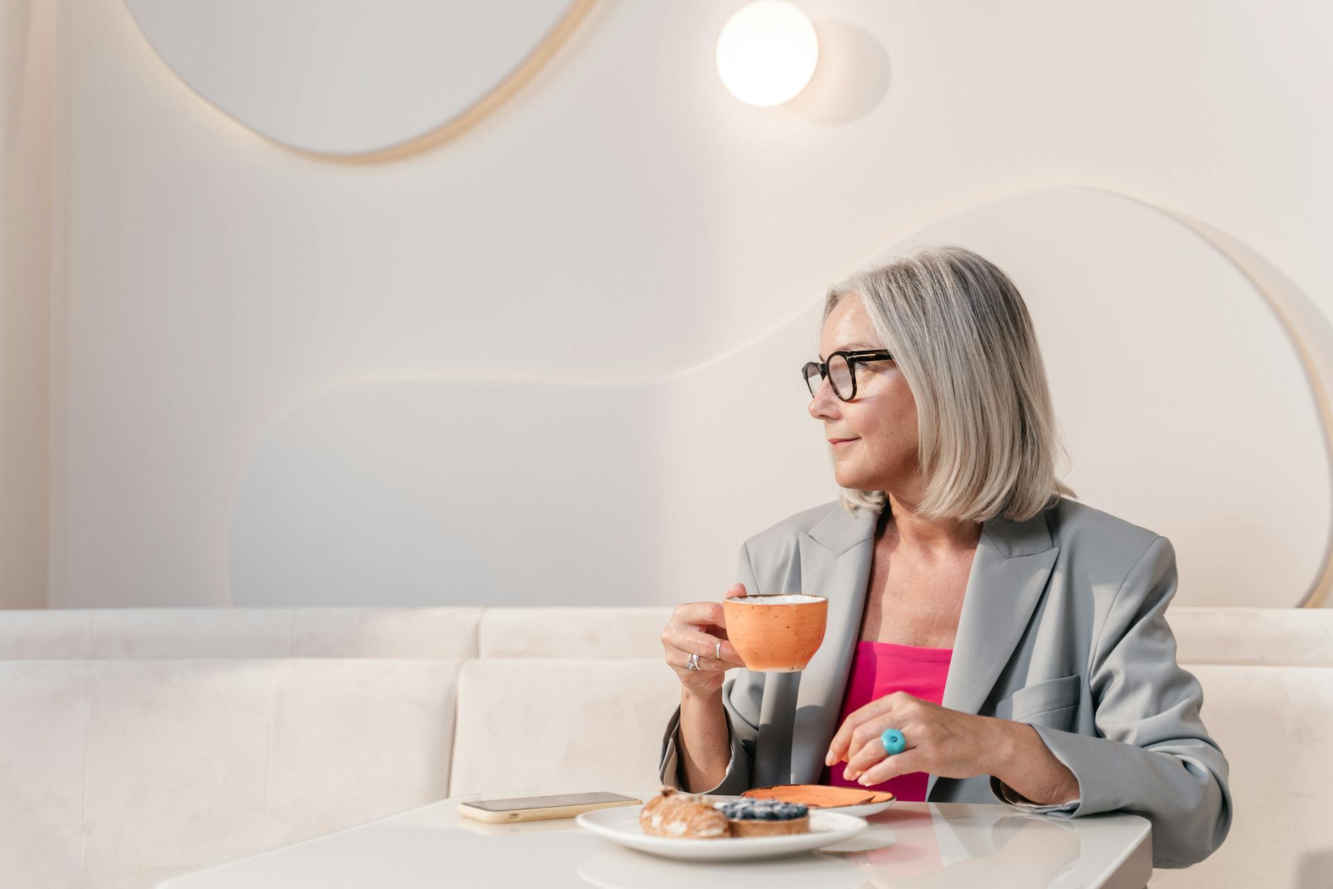 Una mujer mirando a un lado en una cafetería | Fuente: Pexels