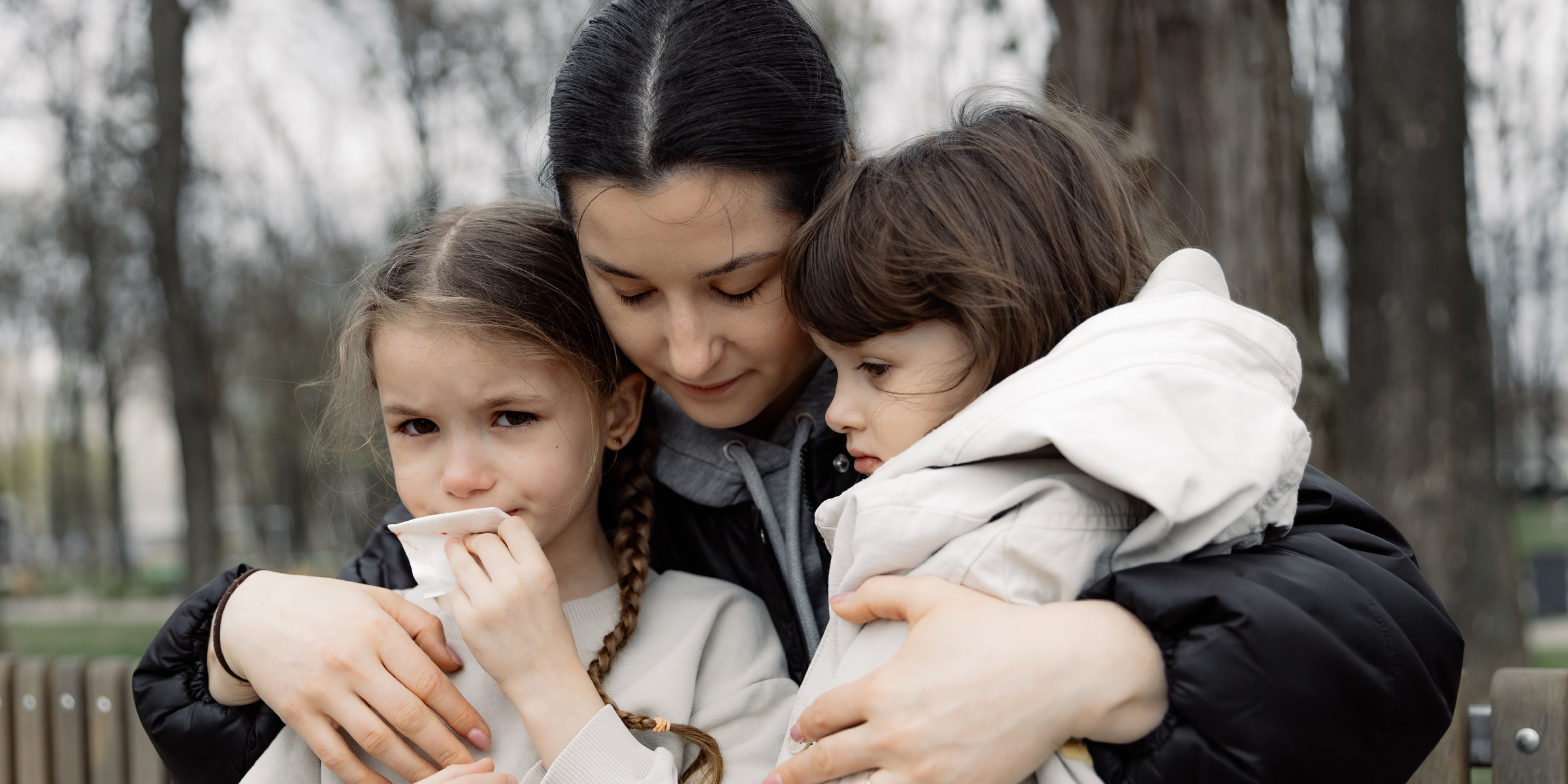 Una mujer y dos niñas | Fuente: Shutterstock