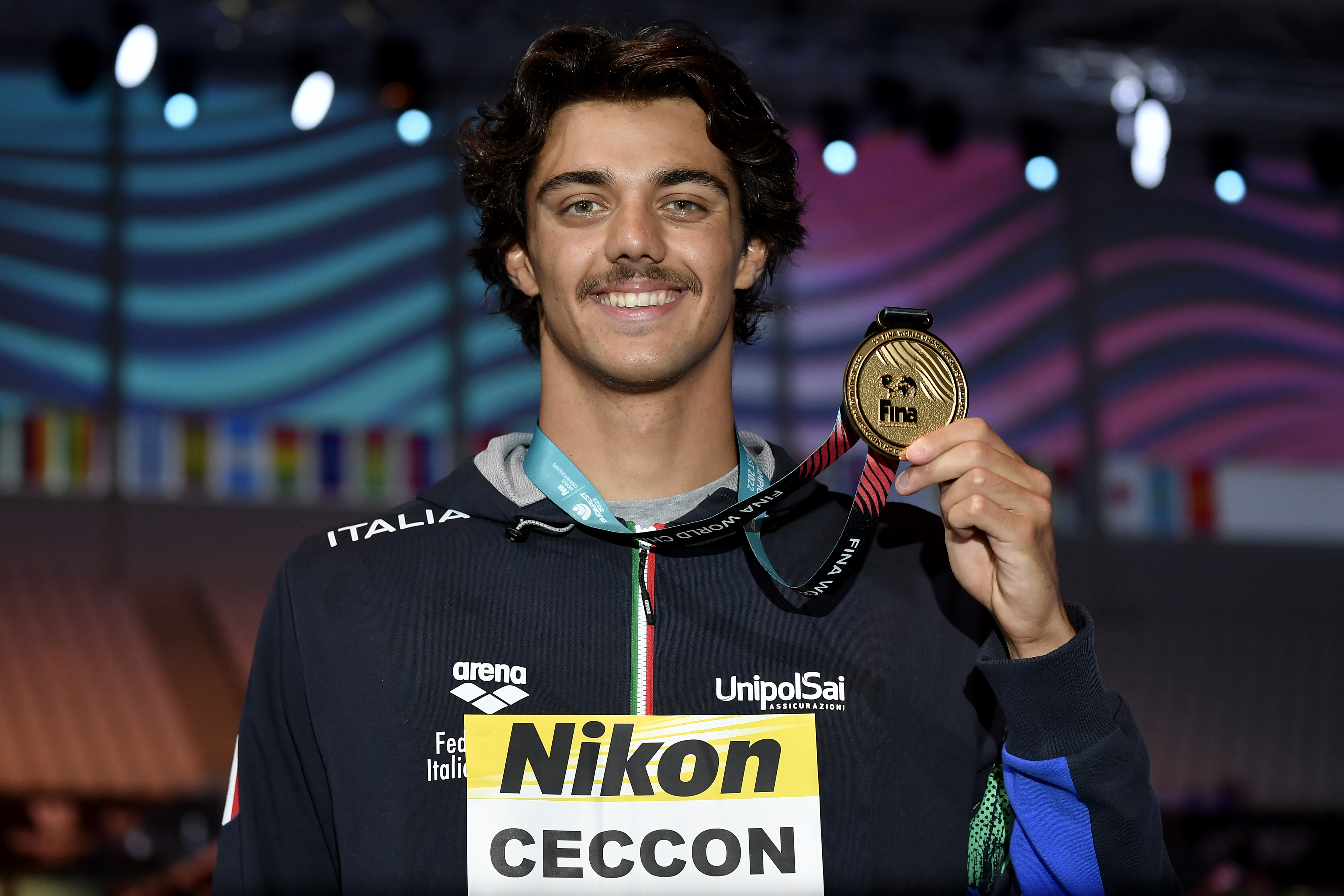 Thomas Ceccon posa para una foto con su medalla tras competir en la final masculina de los 100 metros libres durante los 19º Campeonatos del Mundo de la FINA en Budapest, Hungría, el 20 de junio de 2022 | Fuente: Getty Images