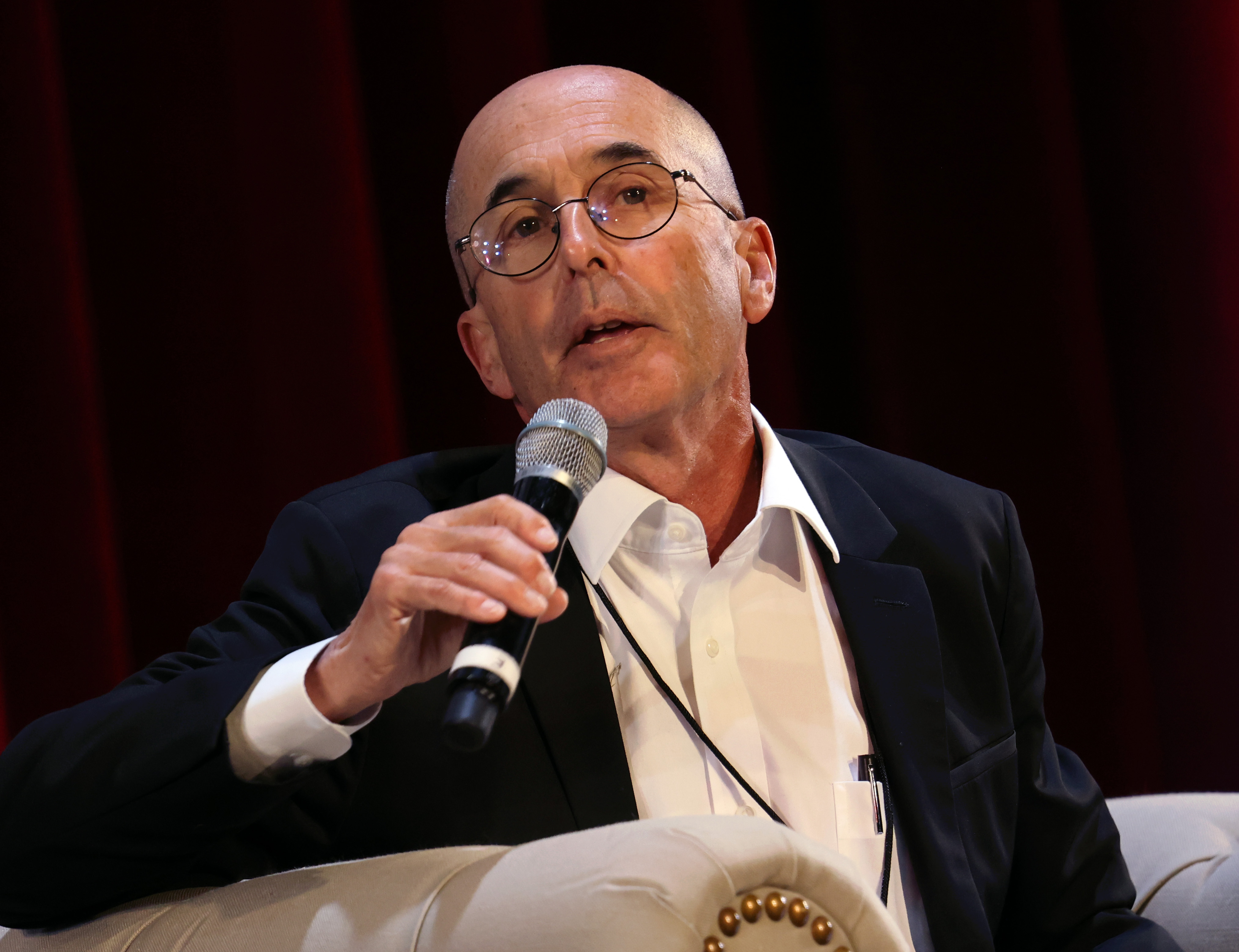 Don Winslow hablando sobre el escenario en el Festival de Libros del Los Angeles Times en Los Ángeles, California, el 24 de abril de 2022. | Fuente: Getty Images