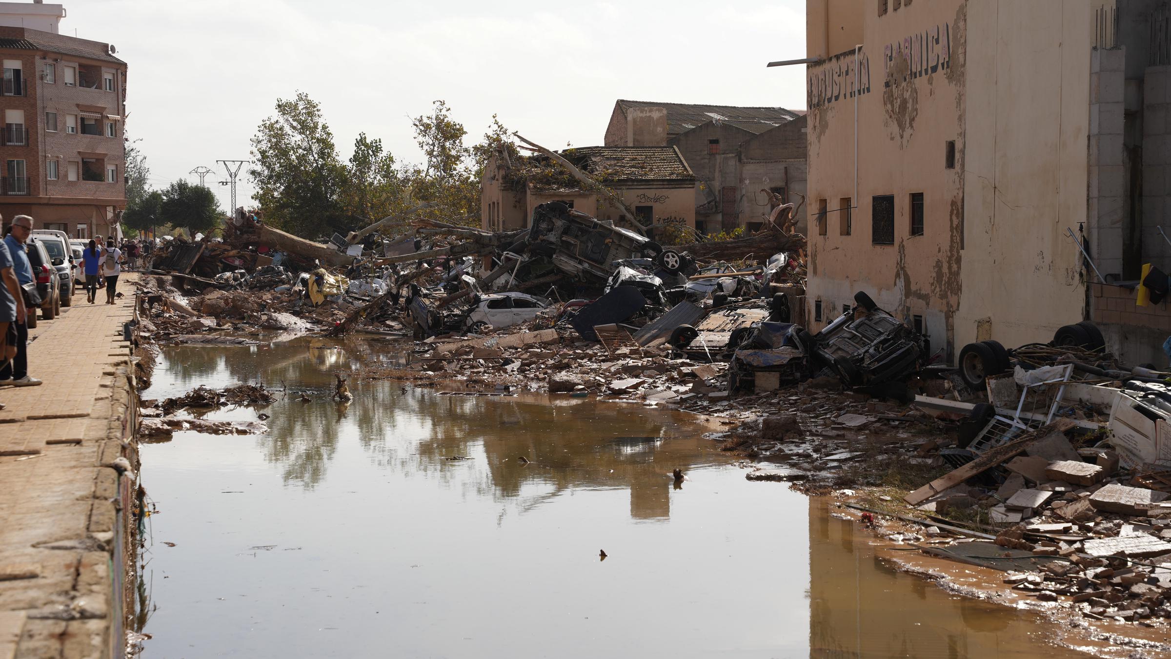 Vista de los vehículos dañados tras las catastróficas inundaciones repentinas provocadas por las fuertes lluvias en el municipio valenciano de Catarroja, España, el 31 de octubre de 2024 | Fuente: Getty Images