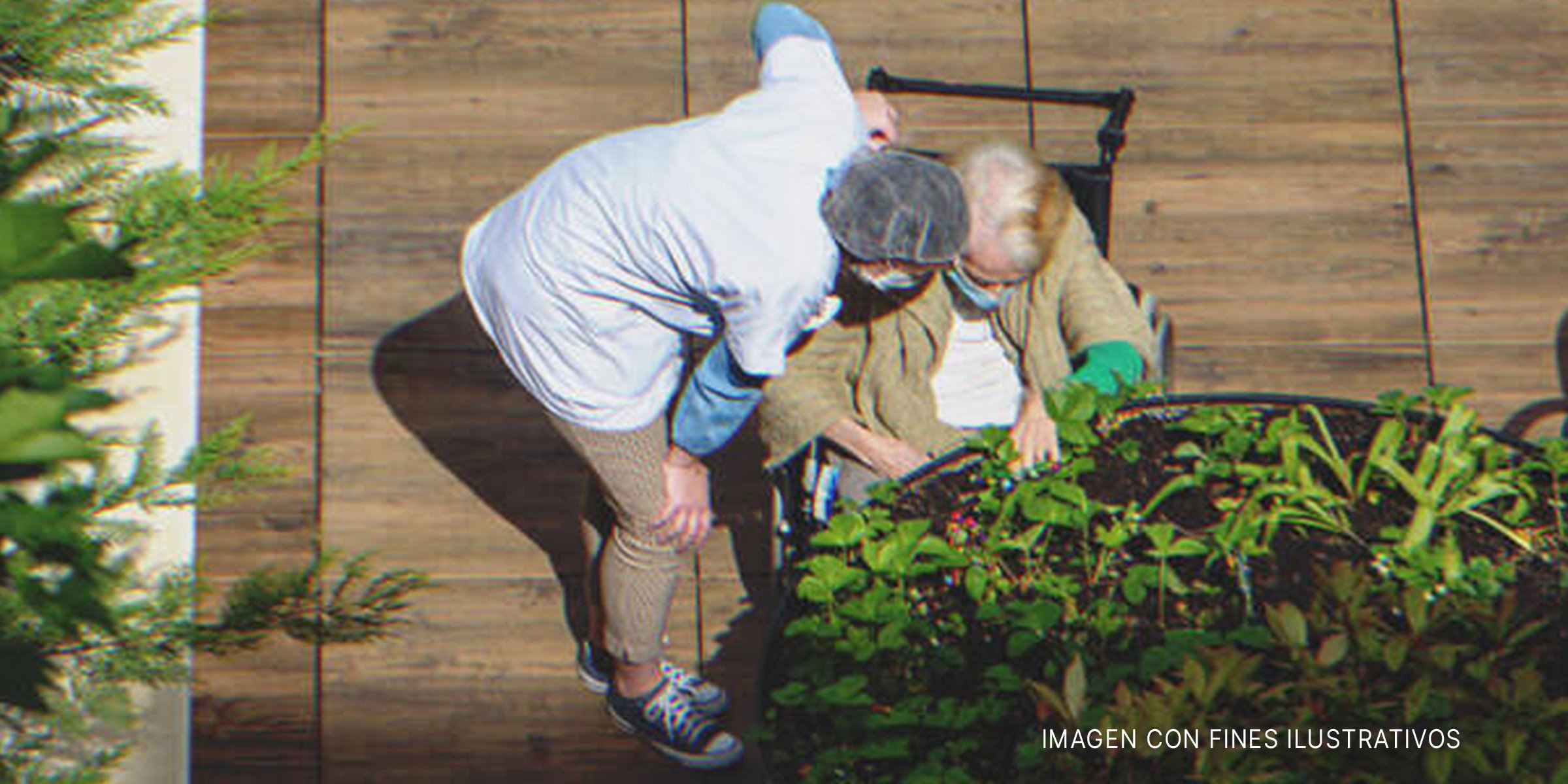 Mujer mayor en un jardín. | Foto: Shutterstock