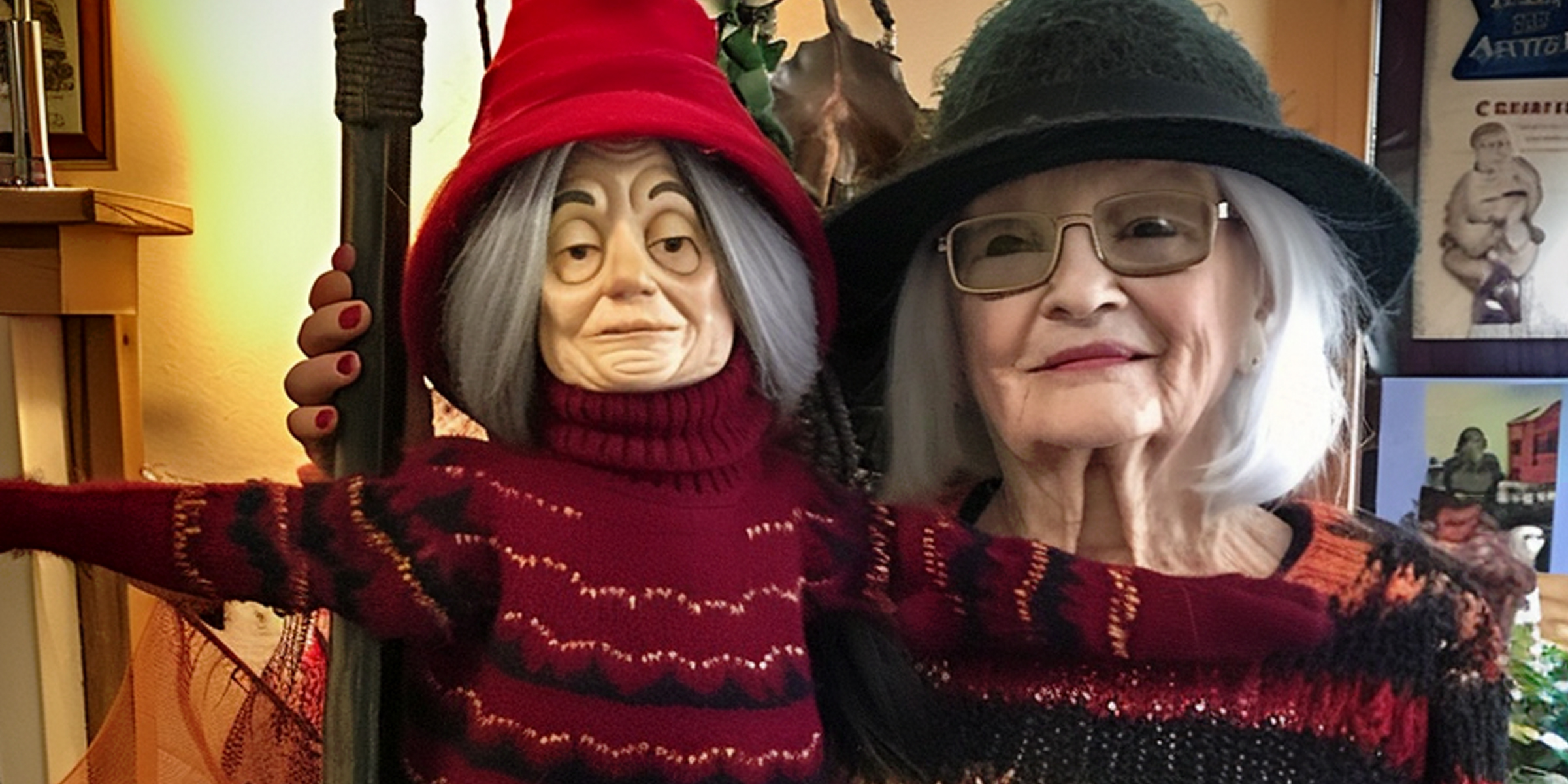 Una anciana junto a una estatua de bruja en Halloween | Fuente: AmoMama