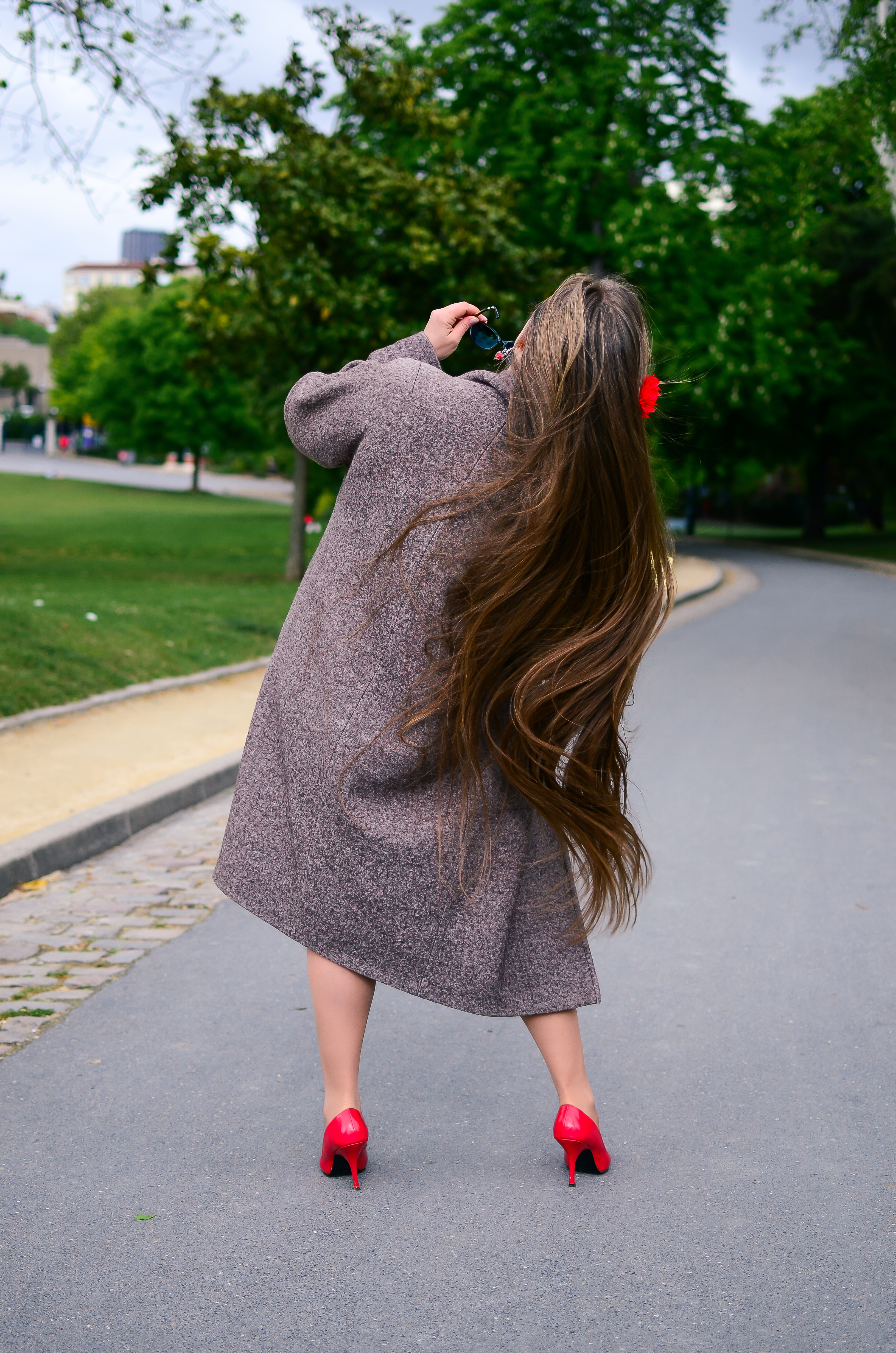 Vista trasera de una mujer con el pelo moreno extremadamente largo | Foto: Shutterstock