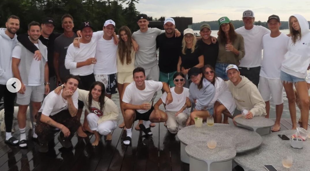 La familia Beckham y la familia Salter en una foto del 28 de agosto de 2024 | Fuente: Instagram/victoriabeckham