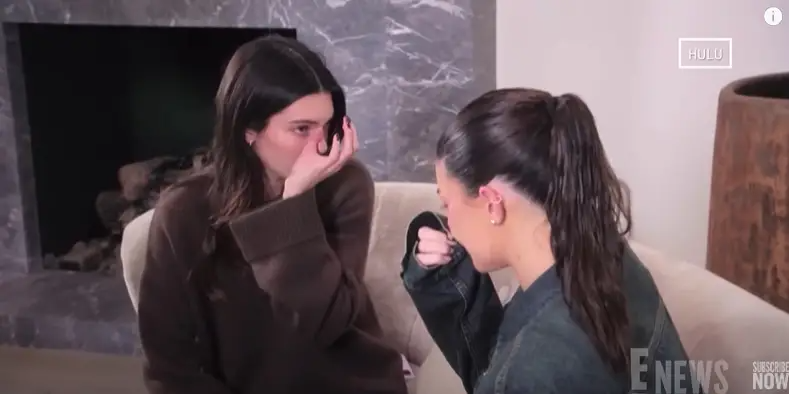 Kylie Jennfer confía en su hermana Kendall Jenner para enfrentarse a las duras críticas en Internet. | Fuente: ¡YouTube/E! News