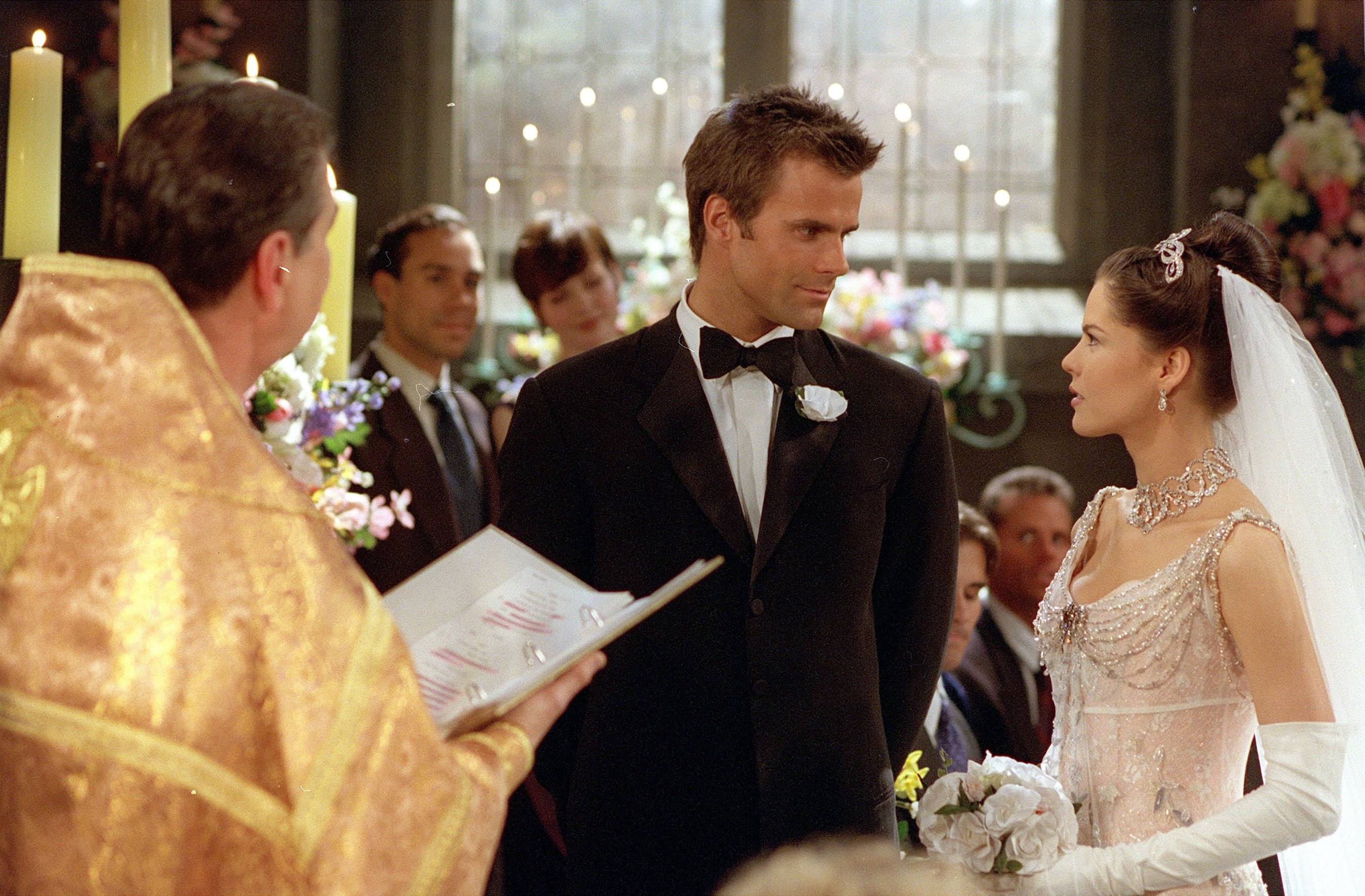 Cameron Mathison como Ryan Lavery y Esta TerBlanche como Gillian Andrassy en una escena de boda de "All My Children" en abril de 2001 | Fuente: Getty Images