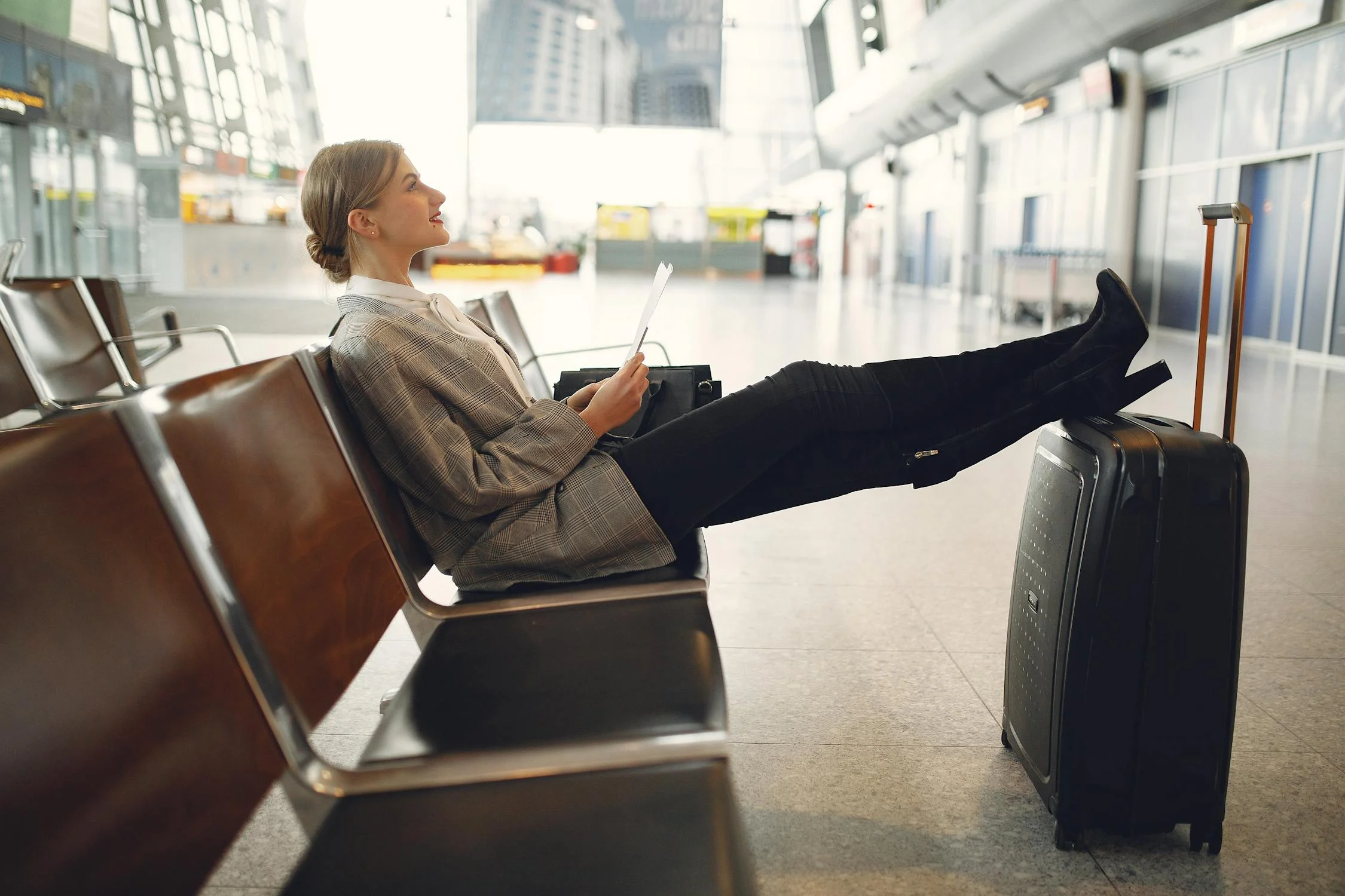 Una mujer sentada en un aeropuerto | Fuente: Pexels