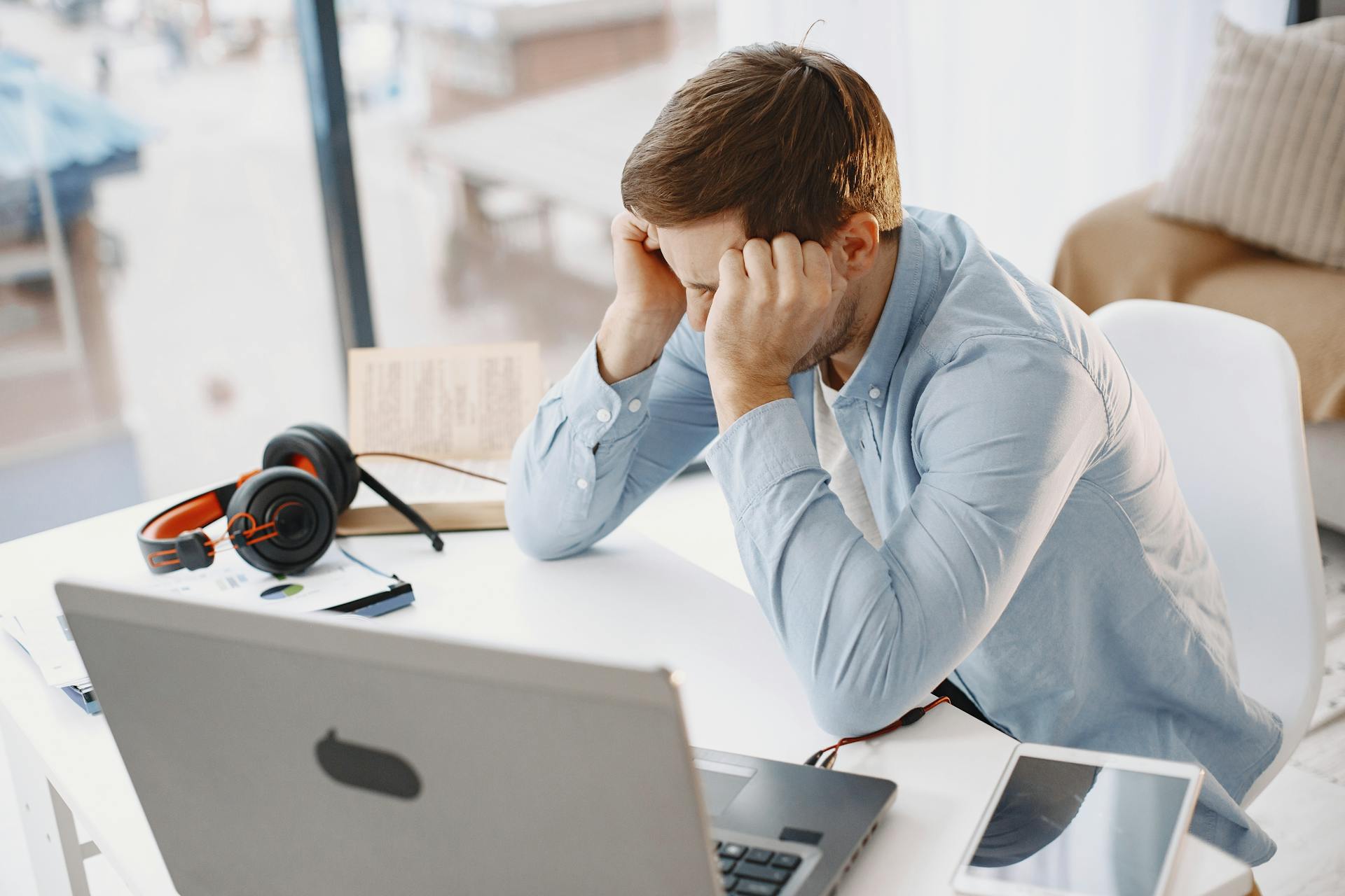 Un hombre ansioso sentado en su despacho | Fuente: Pexels