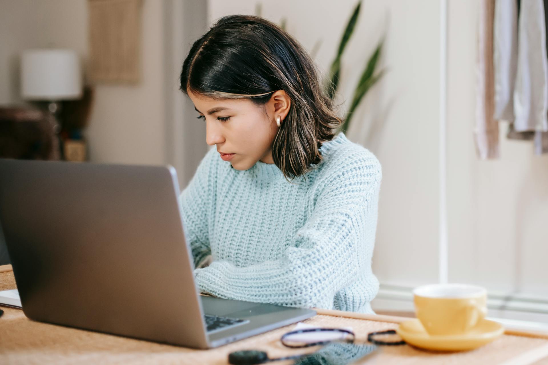 Una mujer trabajando con su portátil | Fuente: Pexels