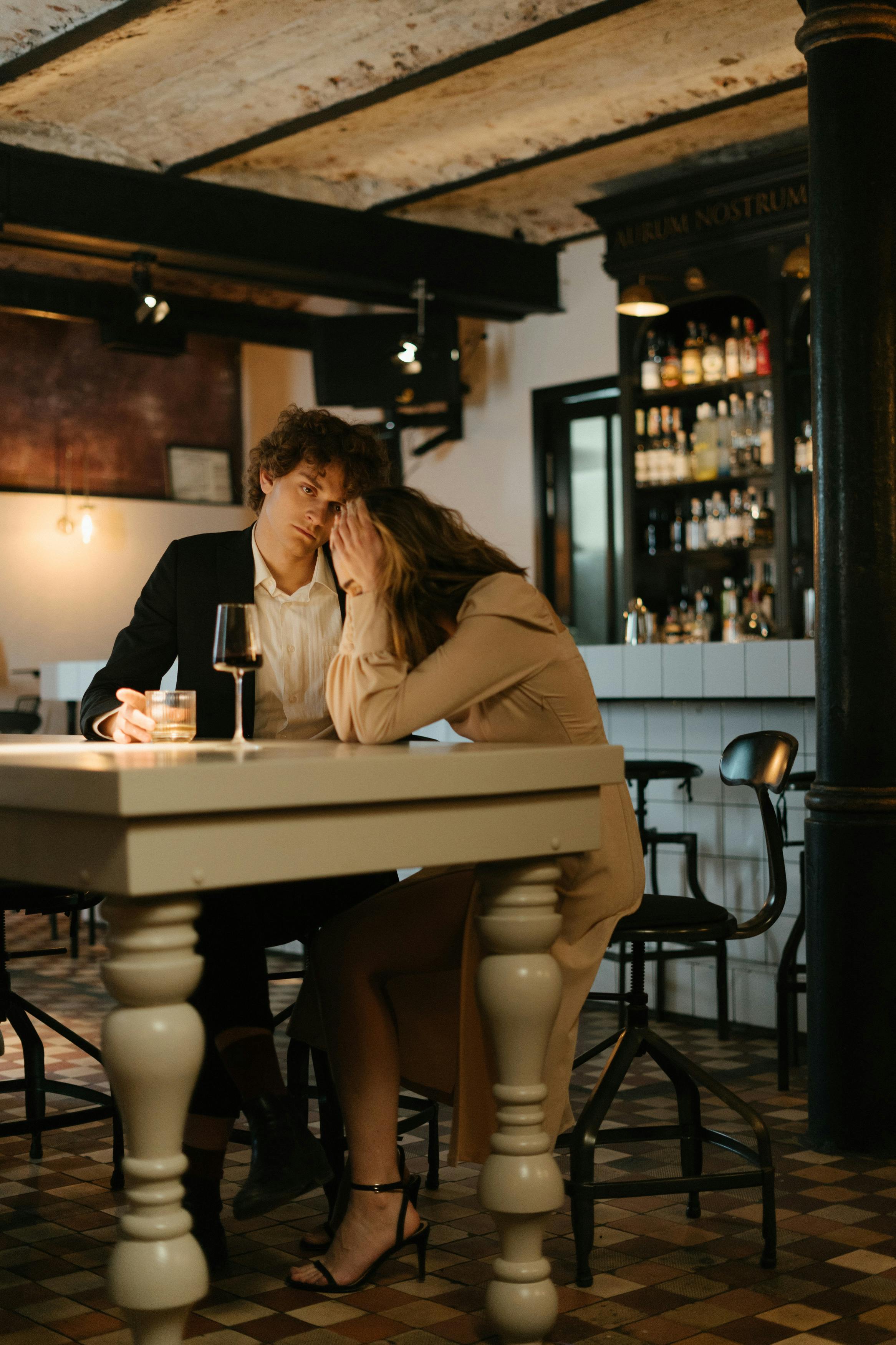 Mujer angustiada con su hombre en un restaurante | Foto: Pexels