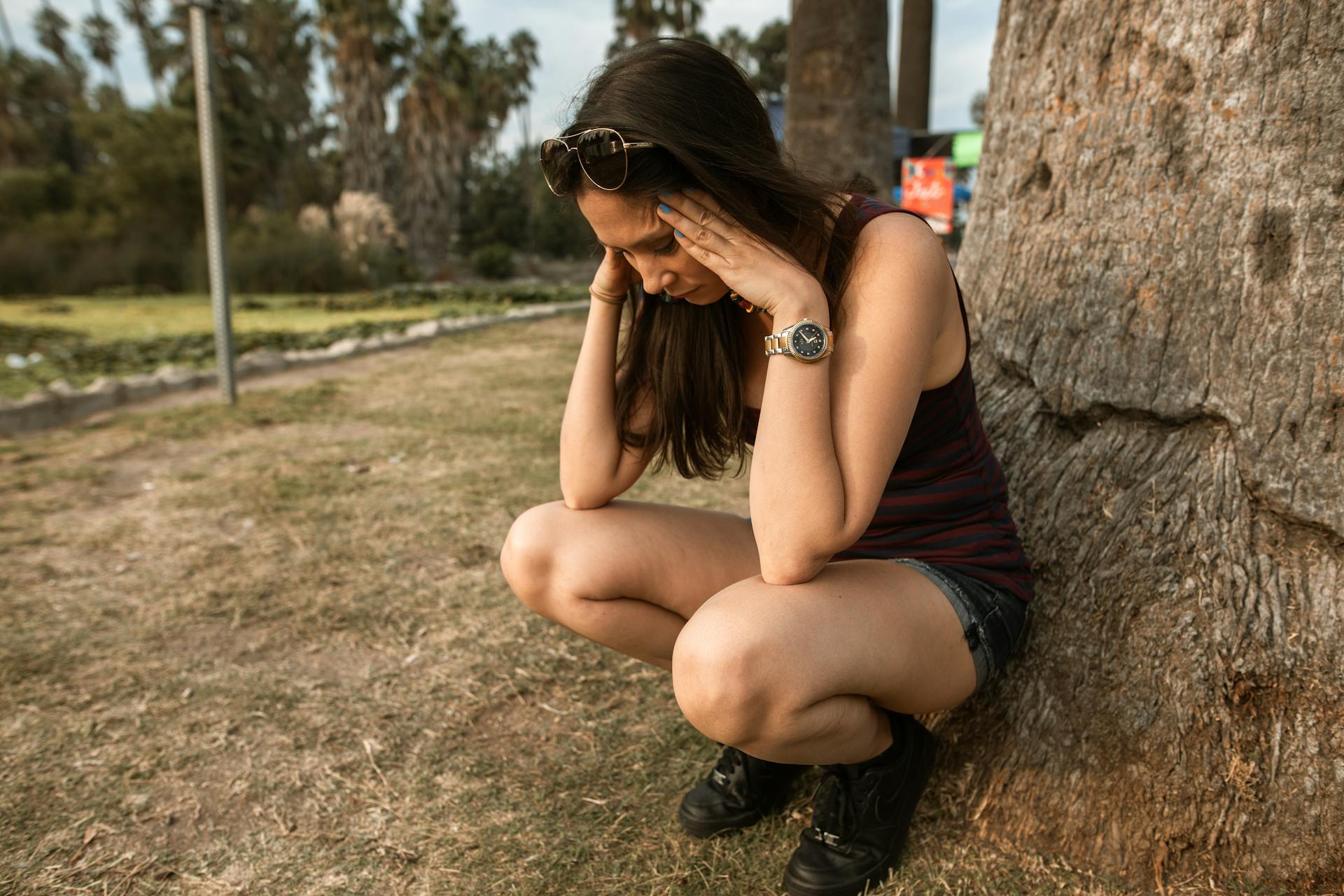 Una mujer al aire libre preocupada | Fuente: Pexels