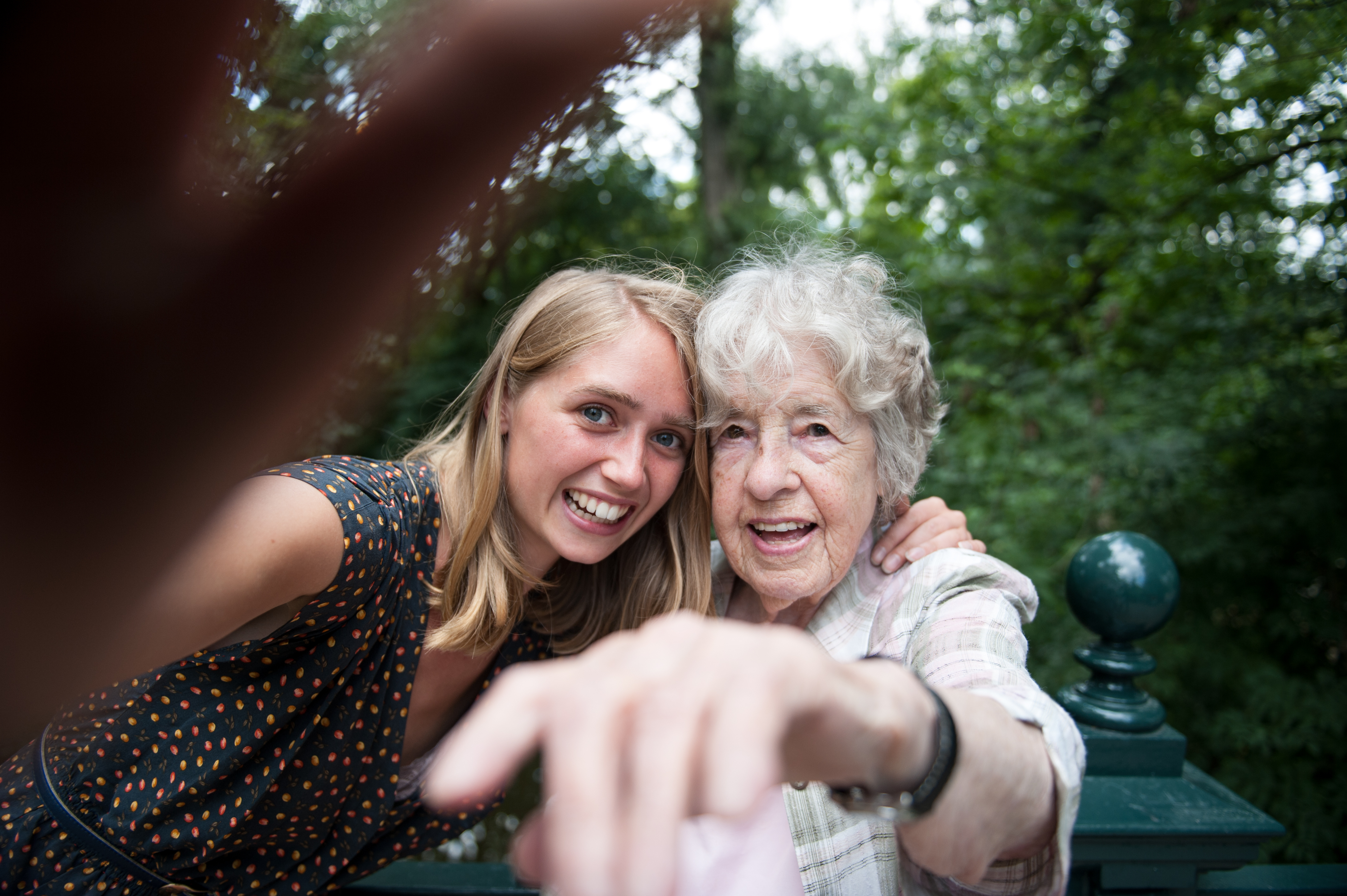 Señora mayor (98) y mujer joven haciéndose un selfie | Fuente: Getty Images