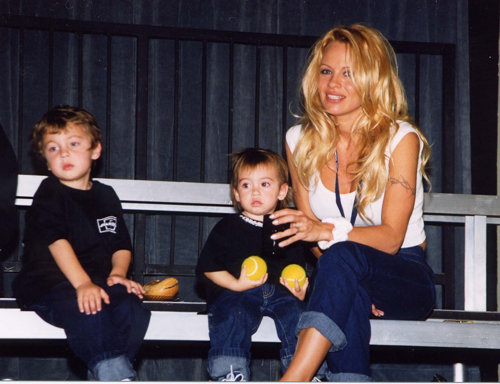 Pamela Anderson con sus hijos el 15 de enero de 1999 | Fuente: Getty Images