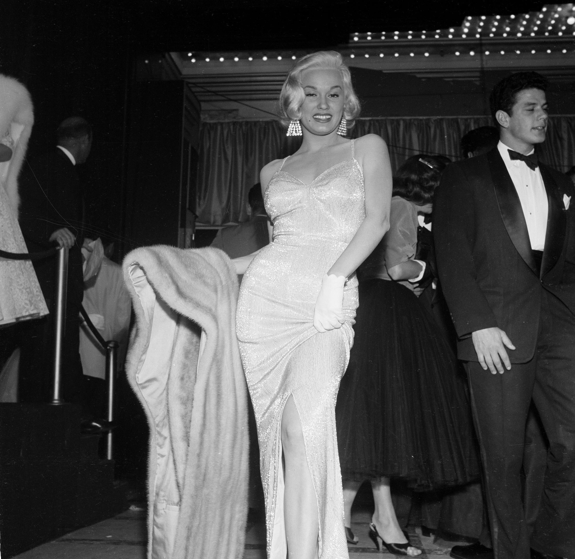 La estrella rubia en el estreno de "A Star is Born" en 1954 en Los Ángeles, California. | Fuente: Getty Images