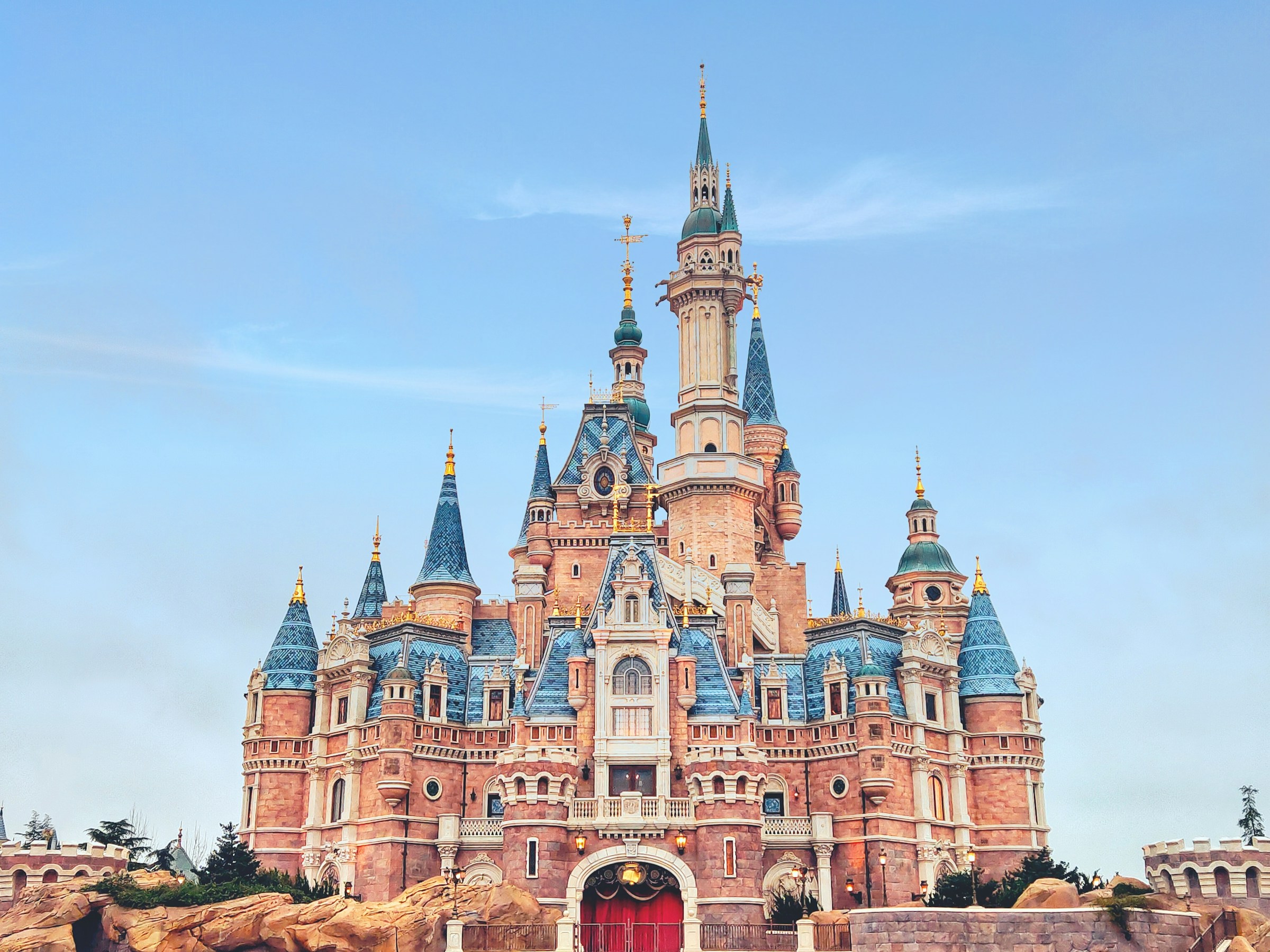 Un castillo de hormigón azul y blanco en Disneyland | Fuente: Unsplash