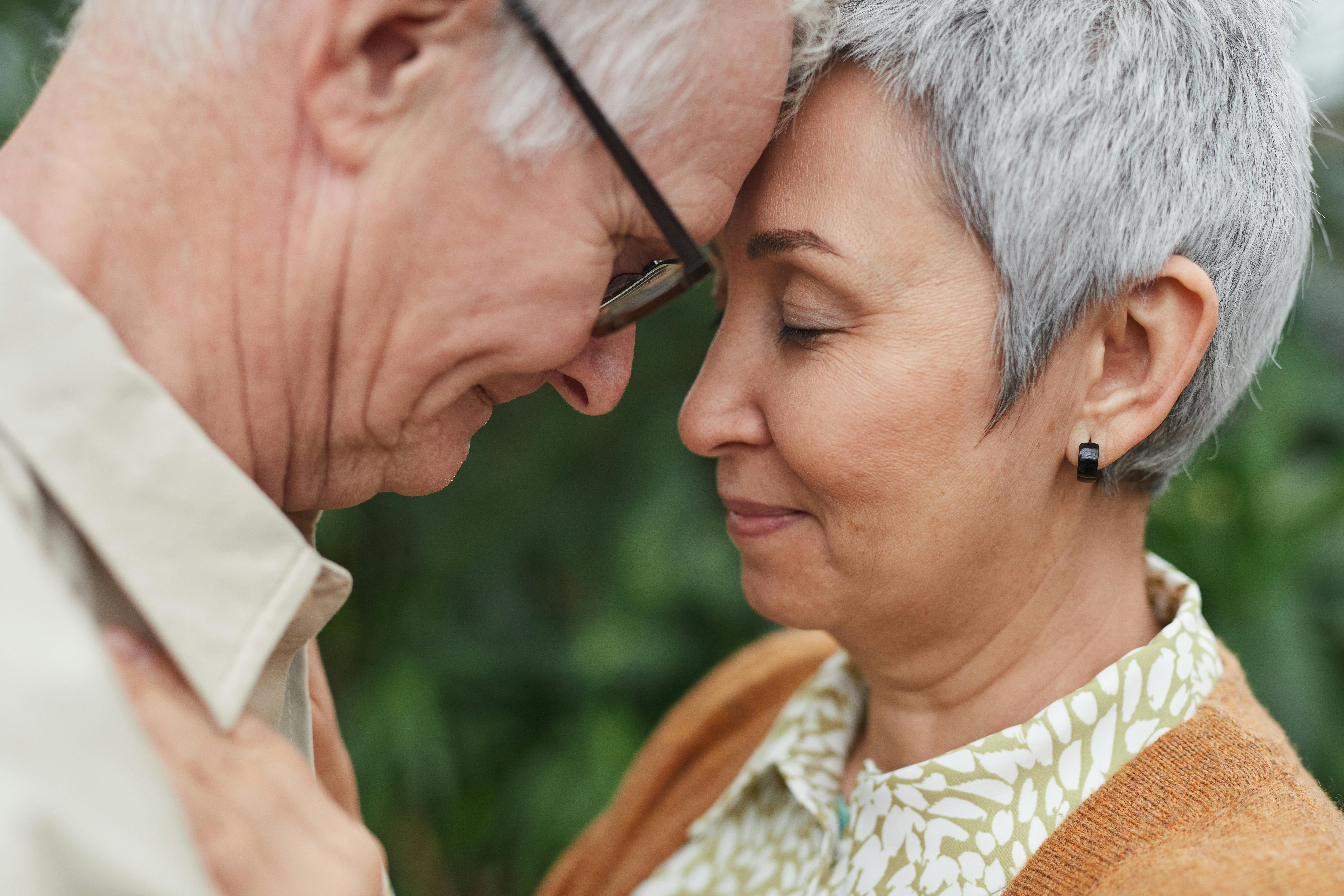 Una pareja de ancianos enamorados | Fuente: Pexels