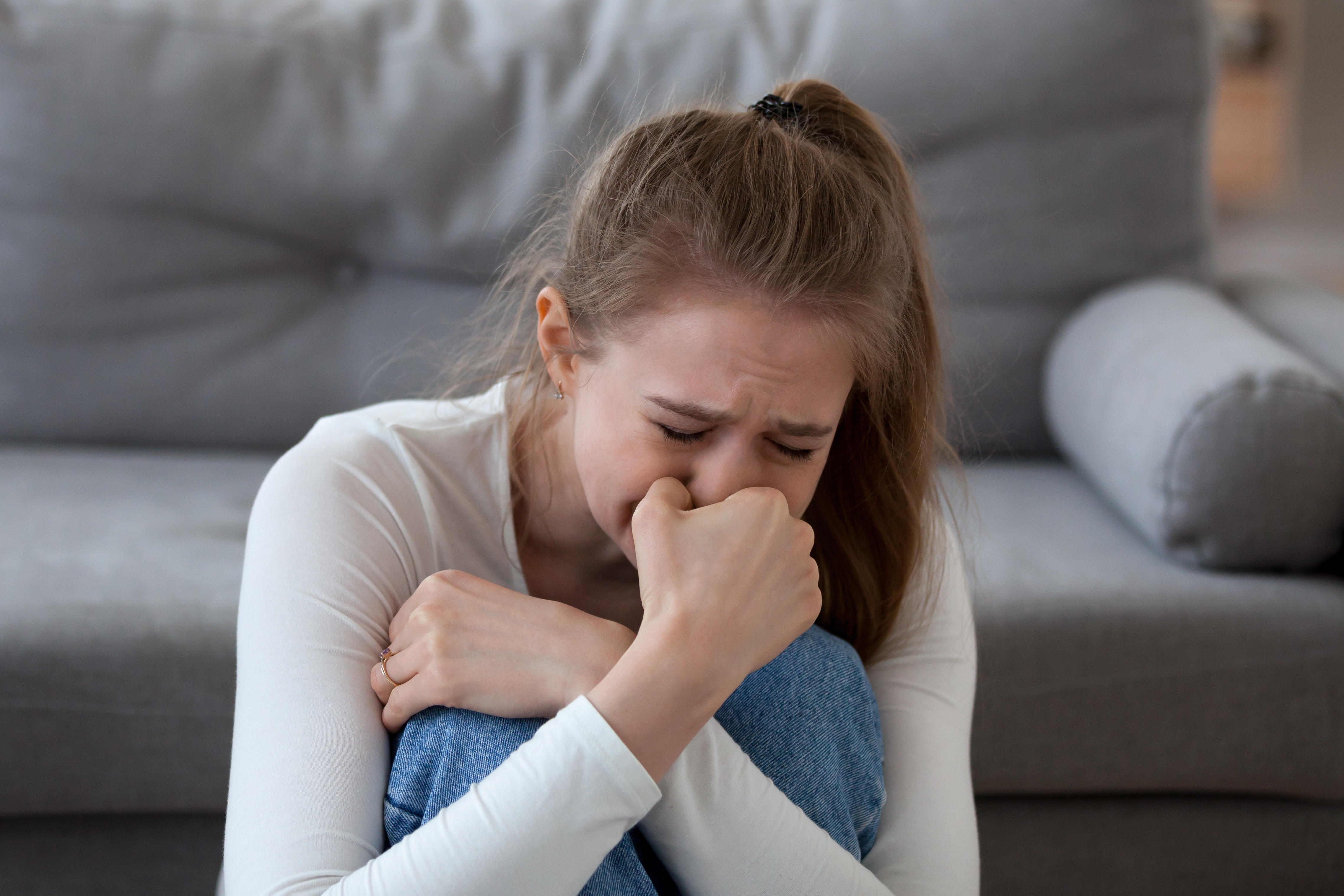 Una chica llorando en el suelo | Fuente: Getty Images