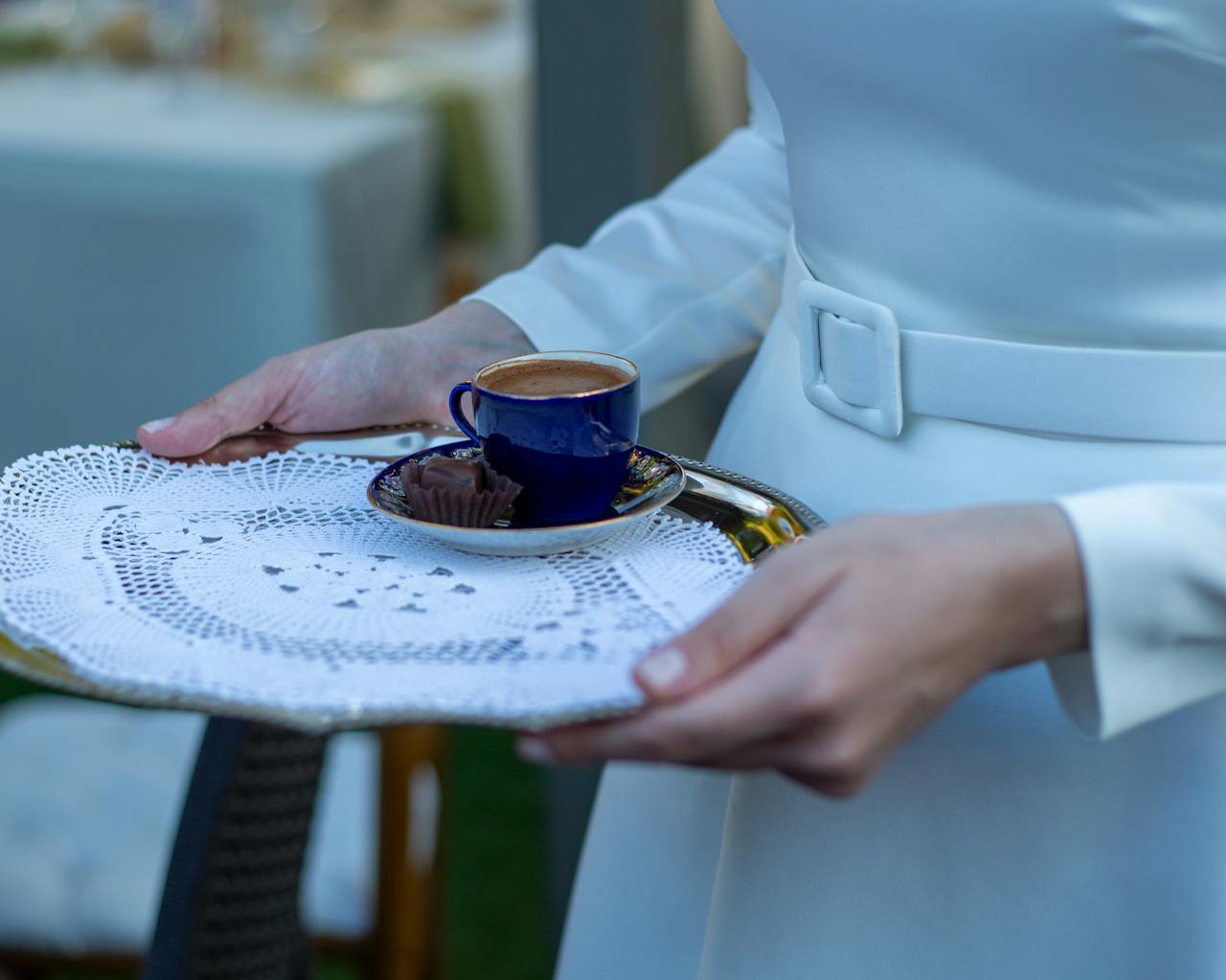 Una mujer lleva una bandeja con una taza de café | Fuente: Pexels