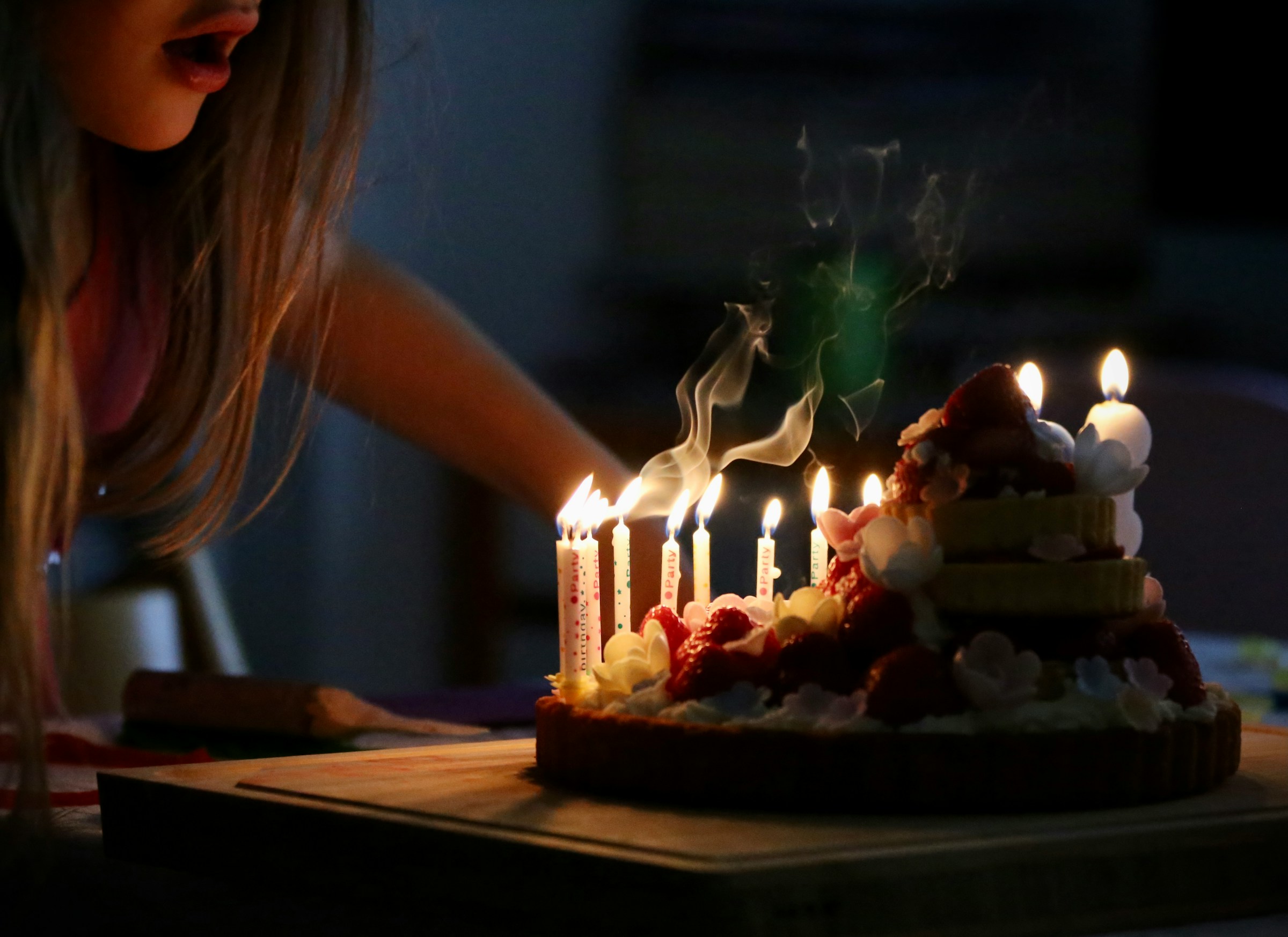 Una mujer soplando velas | Fuente: Unsplash