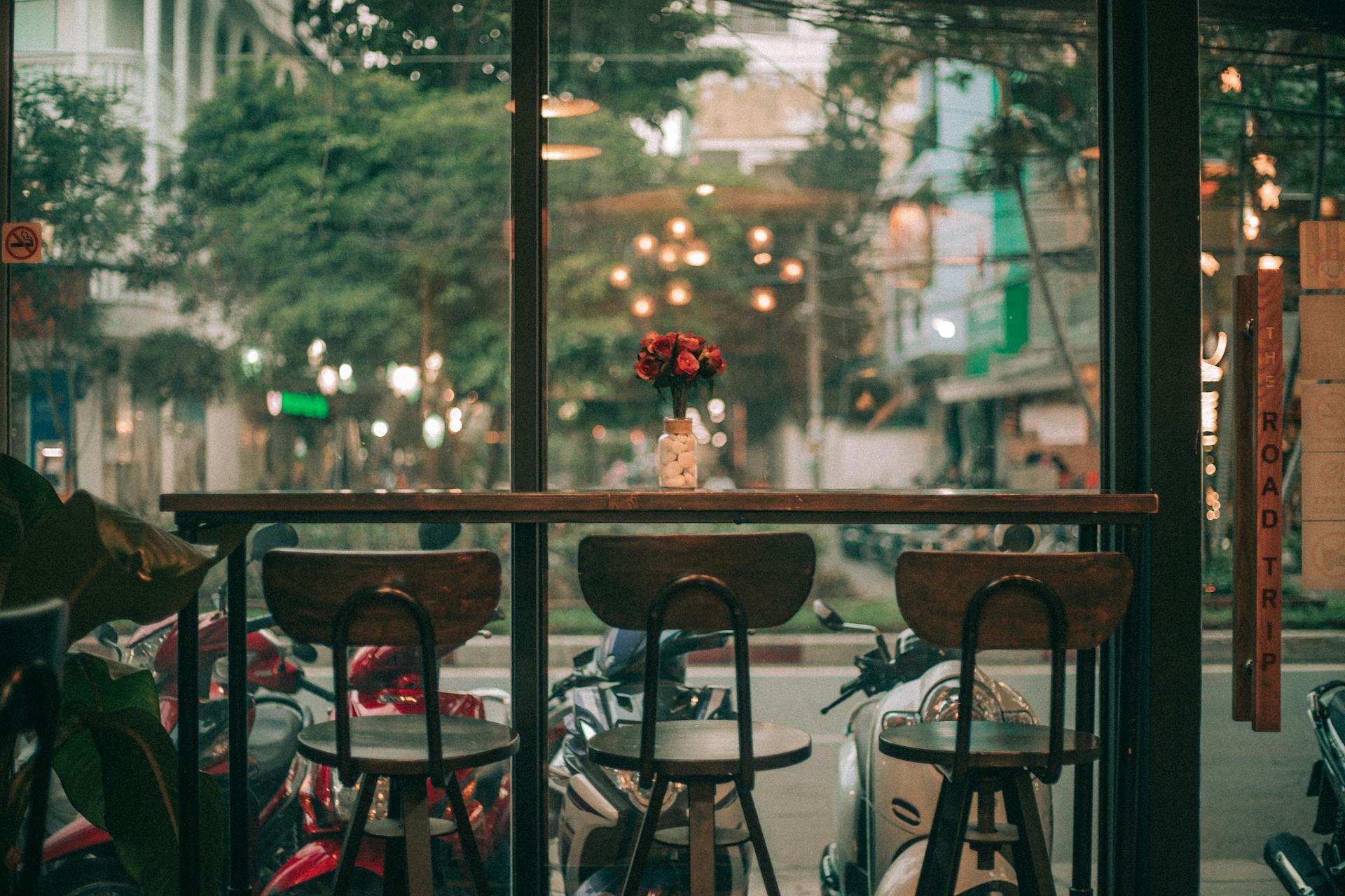 La vista desde la ventana de una cafetería | Fuente: Pexels