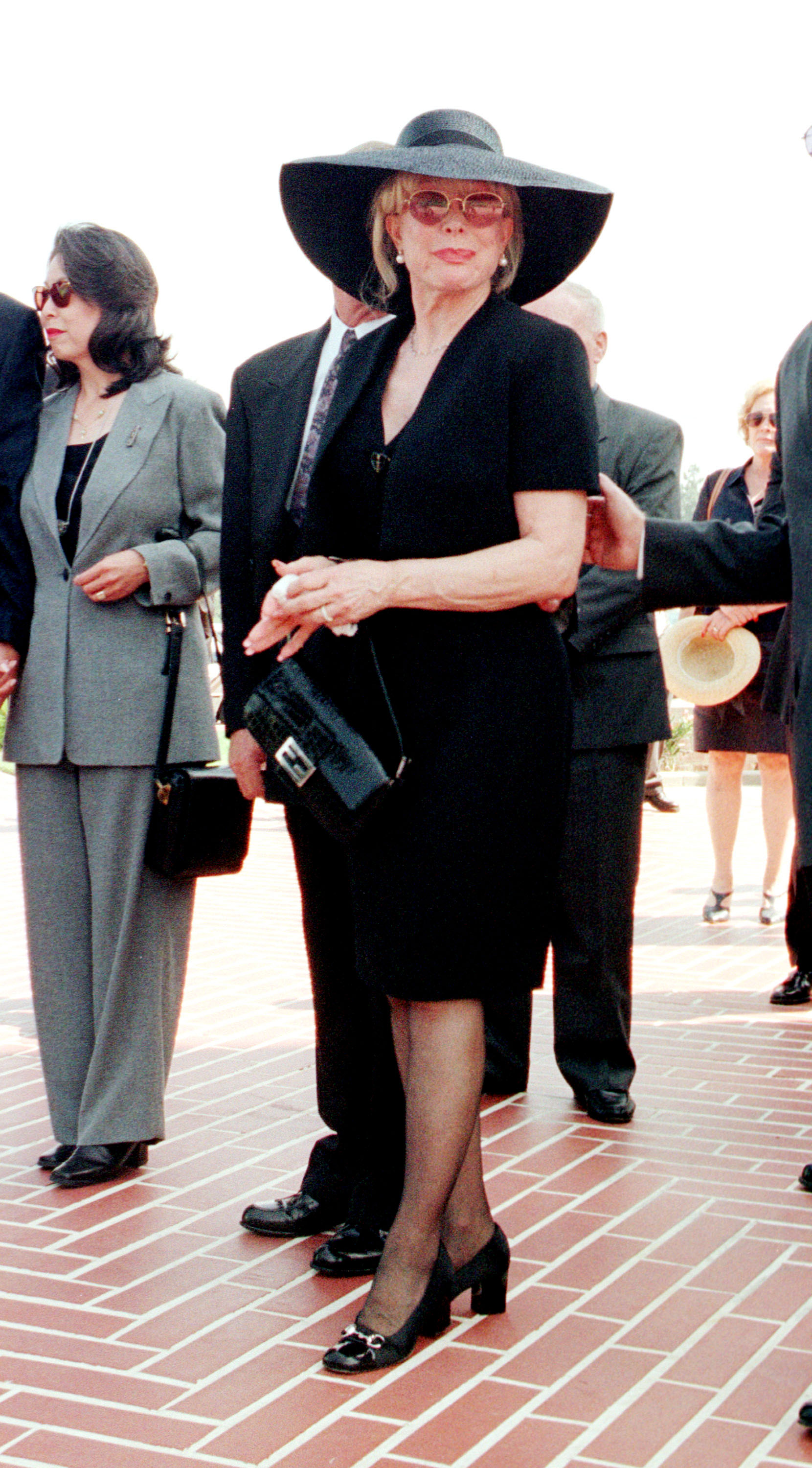 Barbara Eden llega al funeral de su hijo Matthew Ansara en Los Ángeles, California, el 2 de julio de 2001. | Fuente: Getty Images