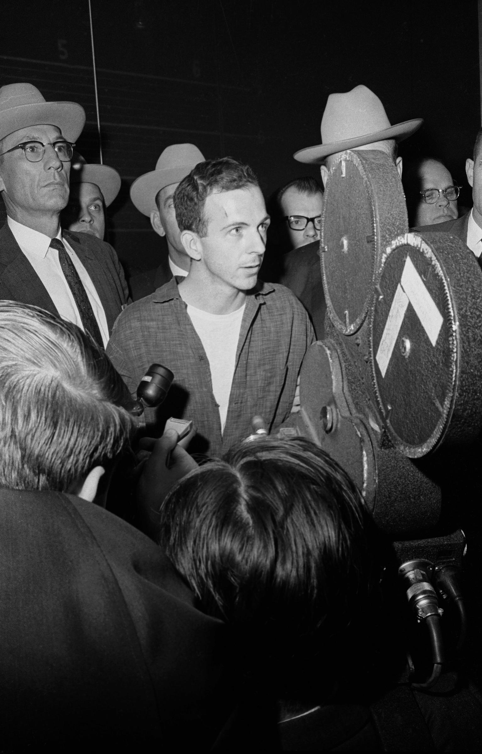 Lee Harvey Oswald detenido por la policía el 23 de noviembre de 1963 | Fuente: Getty Images