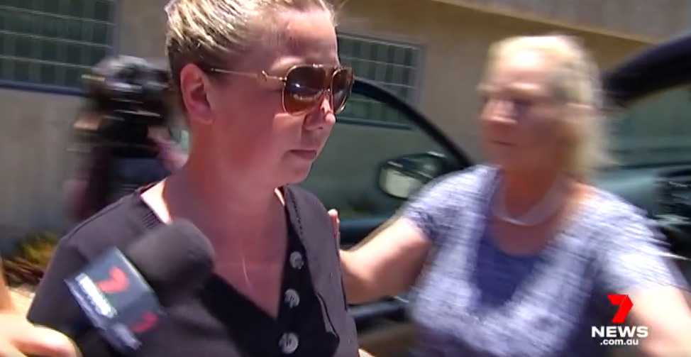 Laura Rose Peverill es conducida a un auto tras comparecer ante el tribunal por la muerte de su hija Rylee Rose Black en una cobertura mediática, el 14 de julio de 2023, en Townsville, Australia. | Foto: Facebook/7NEWS Townsville