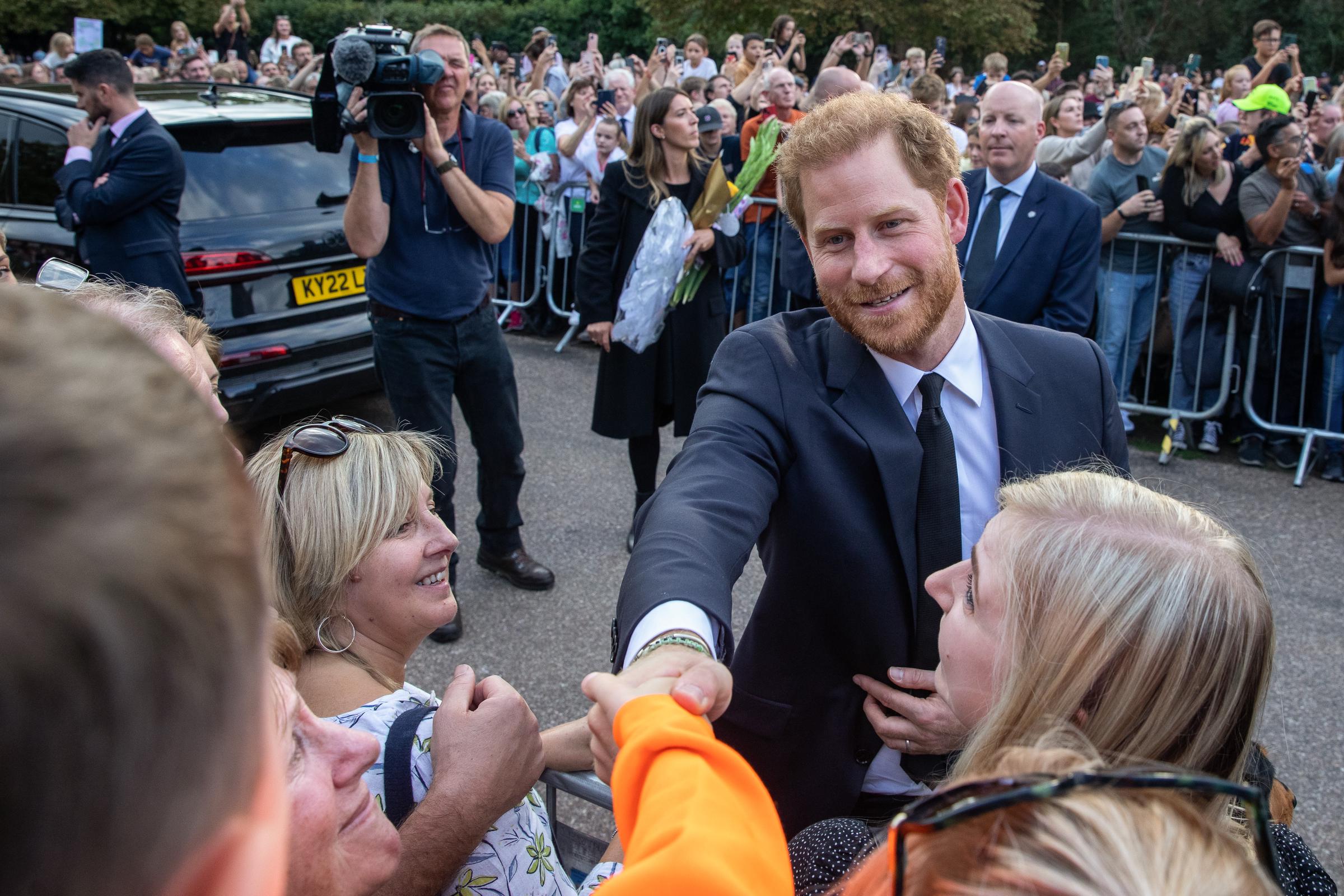 El príncipe Harry saluda a los simpatizantes en el Long Walk, en el exterior del Castillo de Windsor, en Windsor, Inglaterra, el 10 de septiembre de 2022 | Fuente: Getty Images