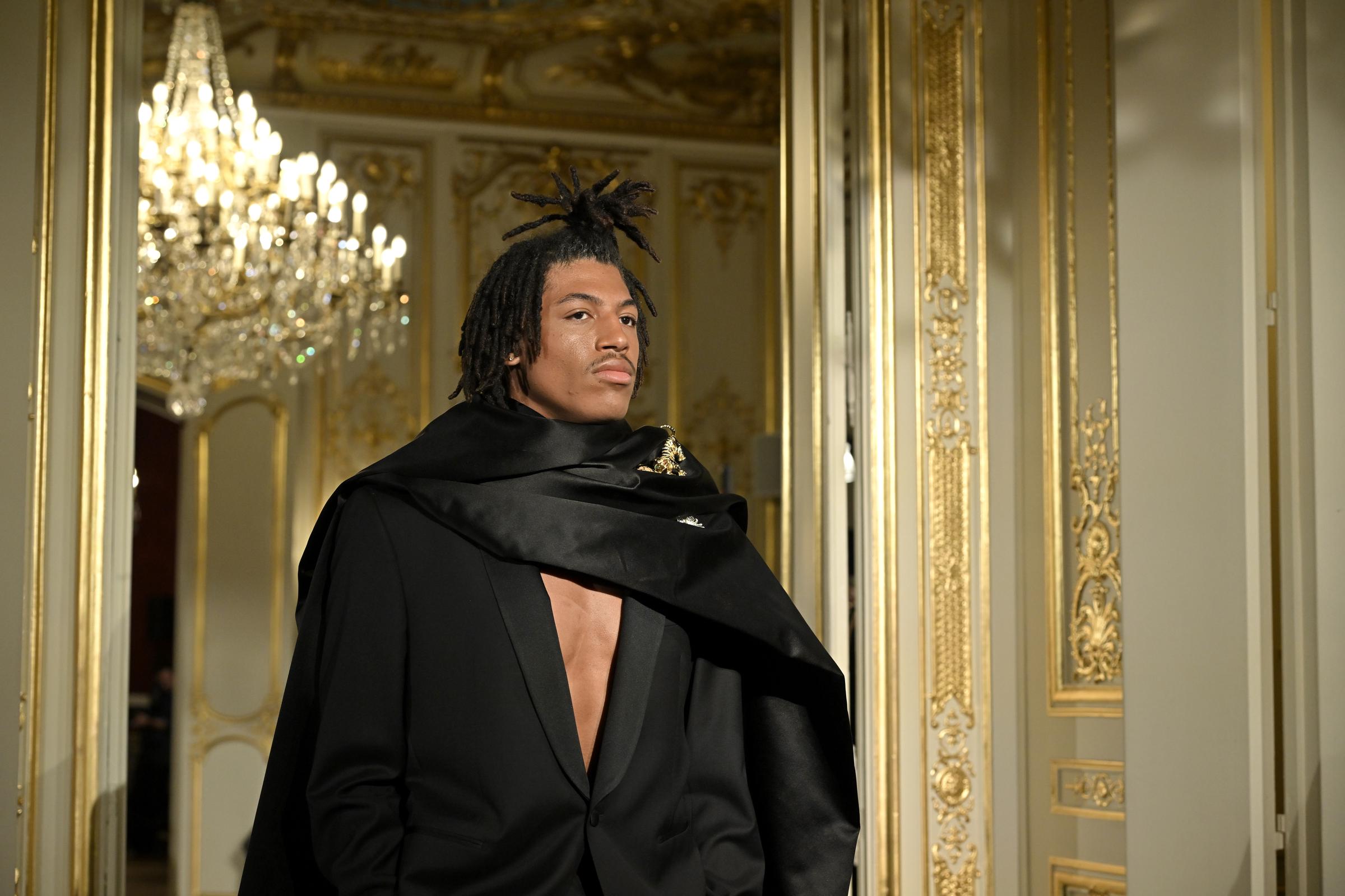 Henry Samuel desfilando en el desfile de Alta Costura Primavera-Verano 2025 de Lena Erziak en París, Francia, el 28 de enero de 2025 | Fuente: Getty Images