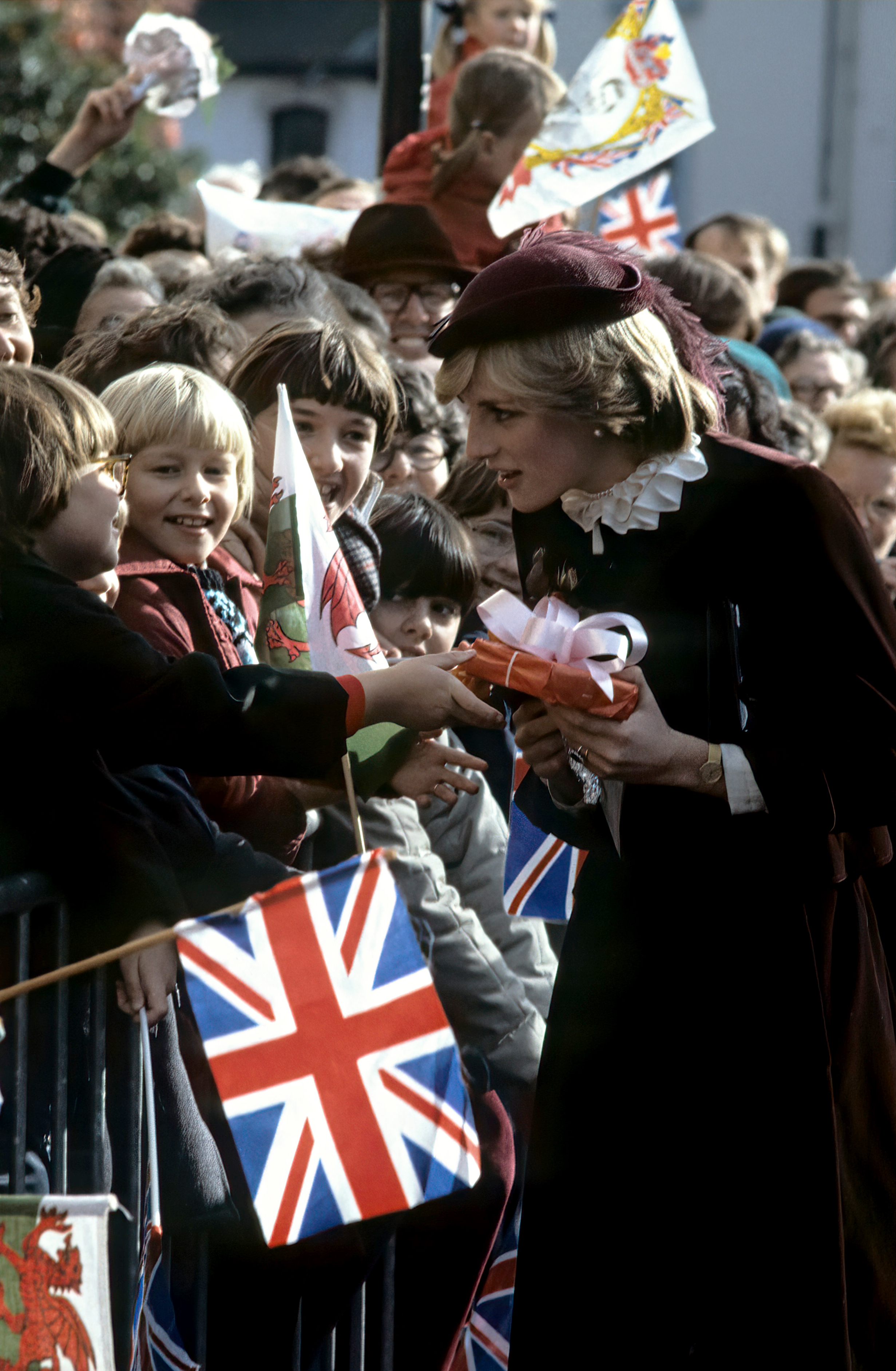 La princesa Diana acepta un regalo de un niño durante un paseo en Brecon, Gales, el 29 de octubre de 1981 | Fuente: Getty Images