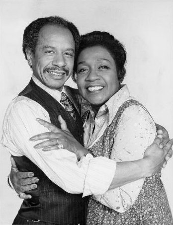 Foto publicitaria de los actores estadounidenses Sherman Hemsley e Isabel Sanford promoviendo sus papeles en la serie de televisión 'The Jeffersons', en 1975.| Foto: Wikimedia Commons .