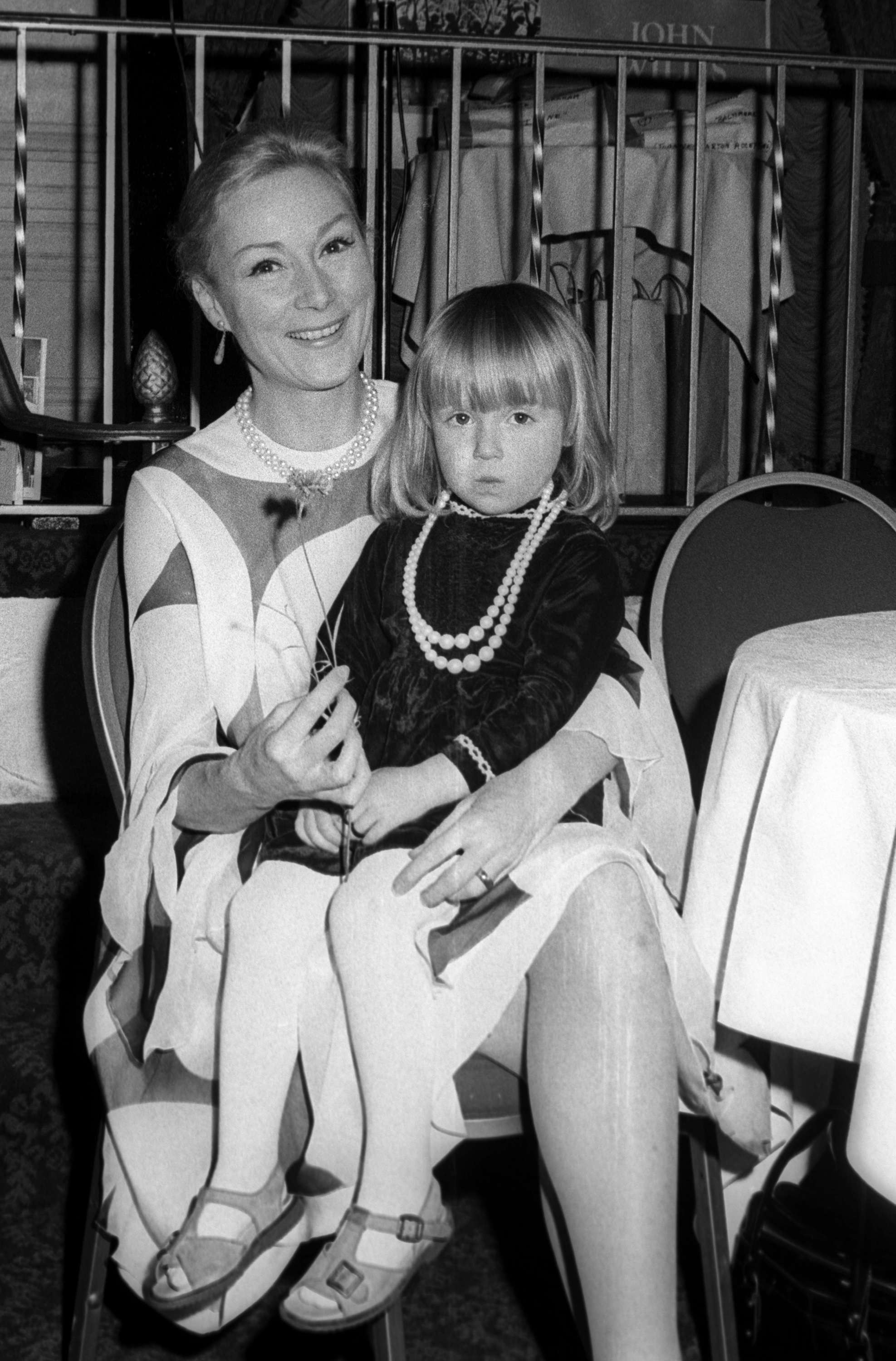 Rosemary Harris y Jennifer Ehle asisten a la fiesta de Sol Hurok el 21 de mayo de 1973 | Fuente: Getty Images