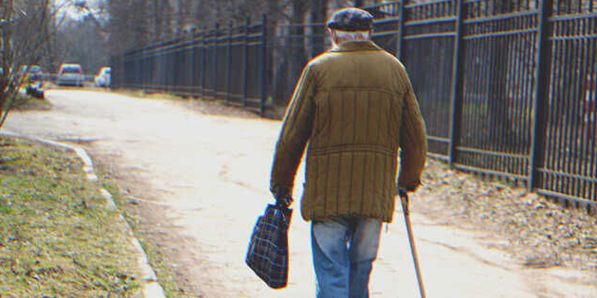 Hombre mayor caminando | Foto: Shutterstock