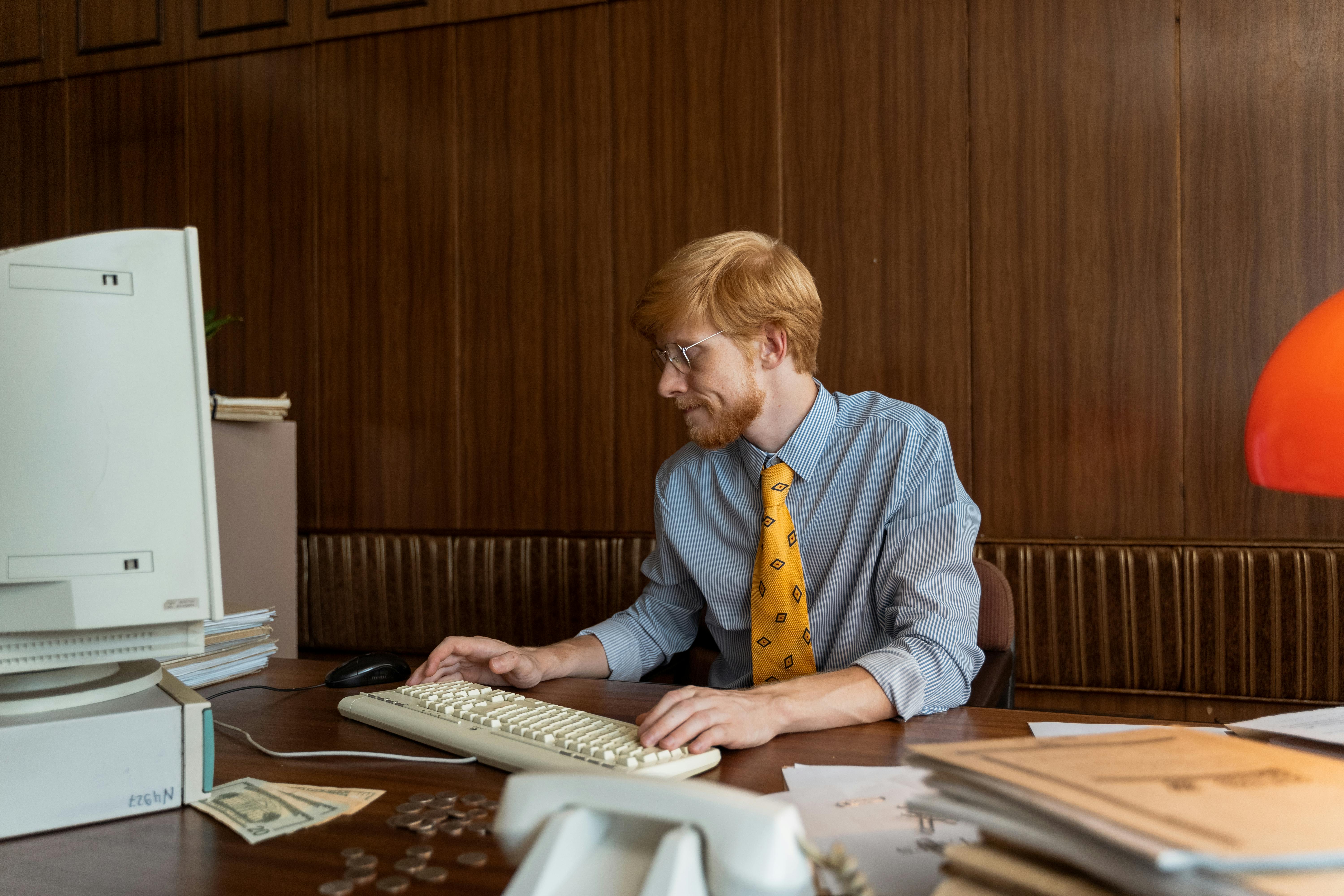 Un hombre trabajando en su ordenador | Fuente: Pexels