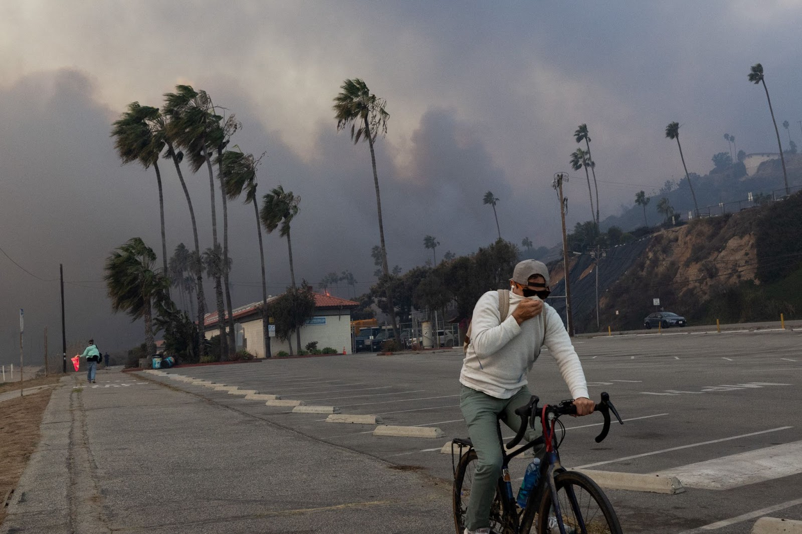 Un residente fotografiado cabalgando entre el humo del incendio de Palisades el 7 de enero de 2025, en Pacific Palisades, Los Angeles, California. | Fuente: Getty Images