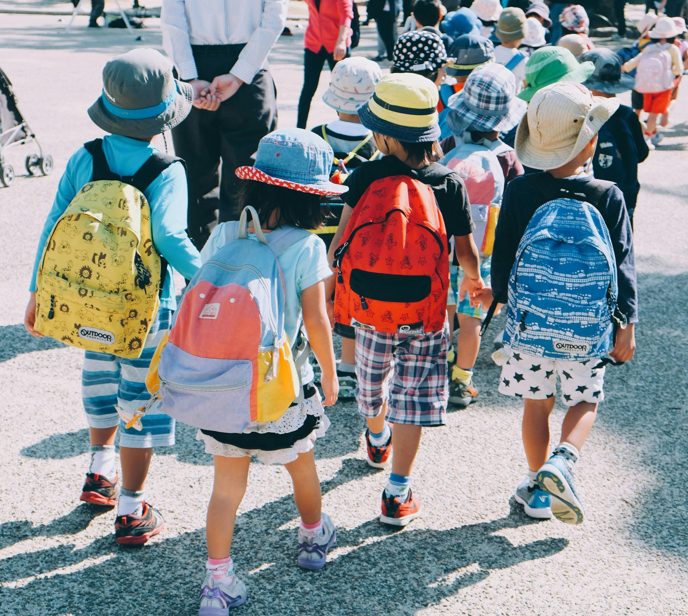 Niños caminando con mochilas | Fuente: Unsplash