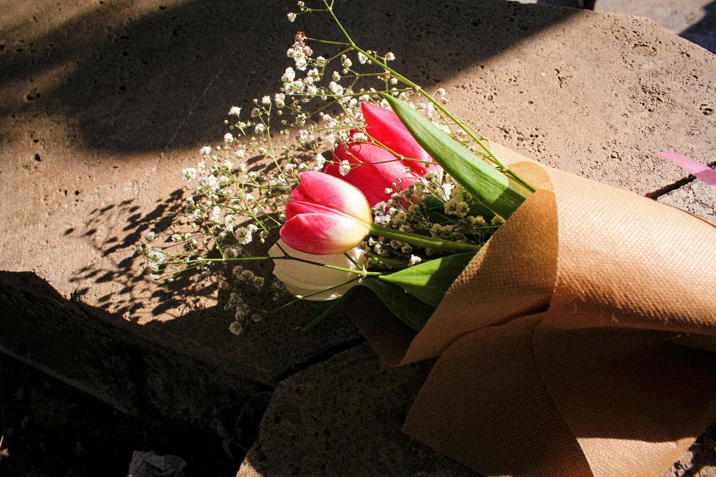 Un ramo de flores en la puerta de una casa | Fuente: Pexels