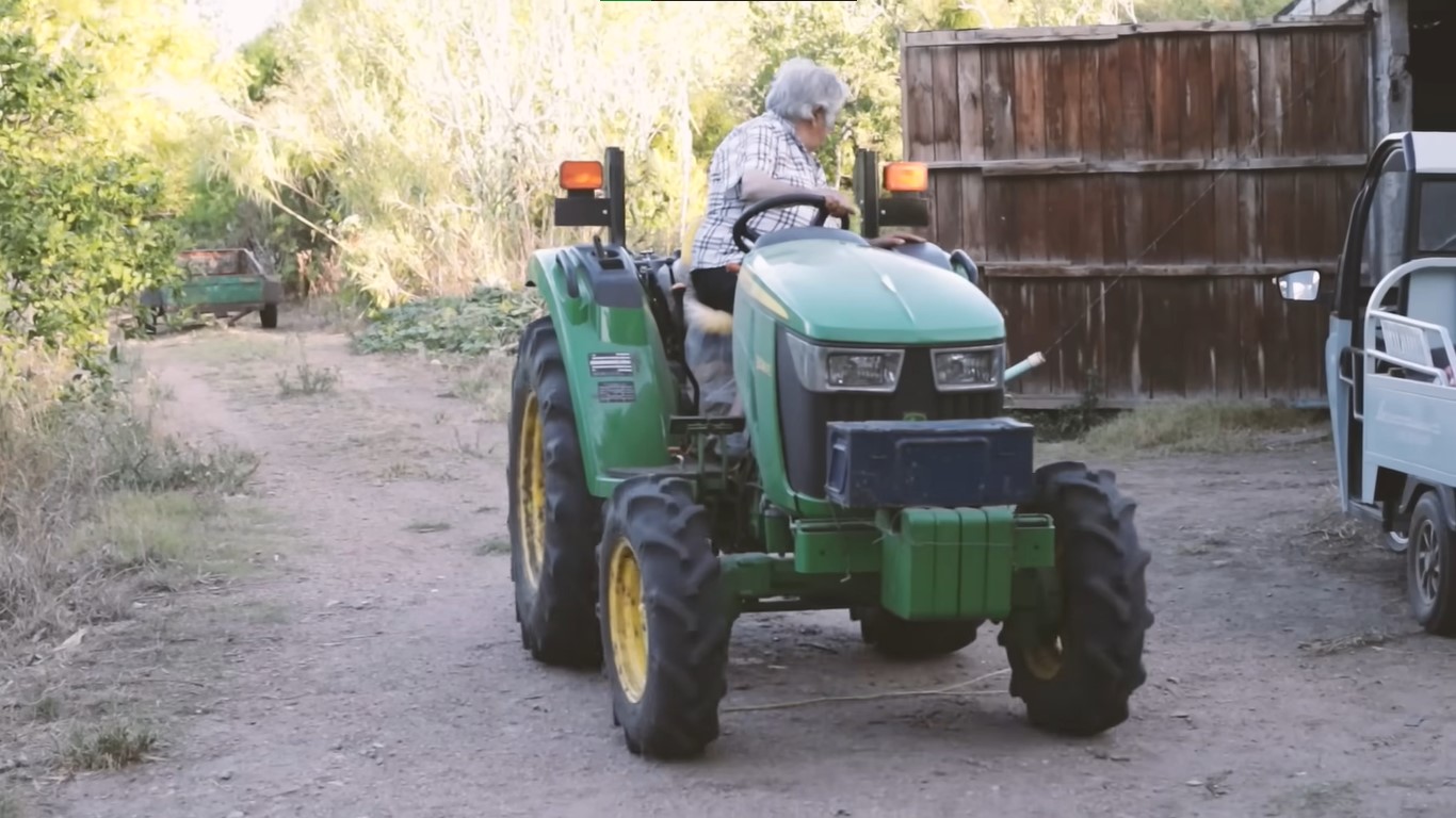 José Mujica conduciendo su tractor en 2023 en su chacra. | YouTube/Joaco Santos